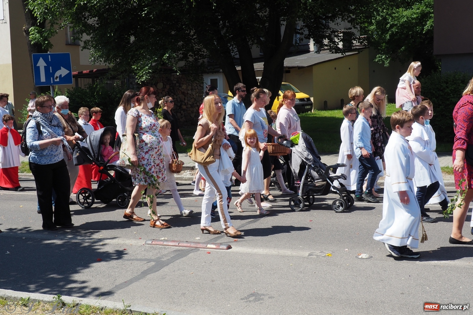 Zdjęcie w galerii na portalu naszraciborz.pl: Słoneczna trasa Bożego Ciała w parafii NSPJ w Raciborzu wiadomości z regionu