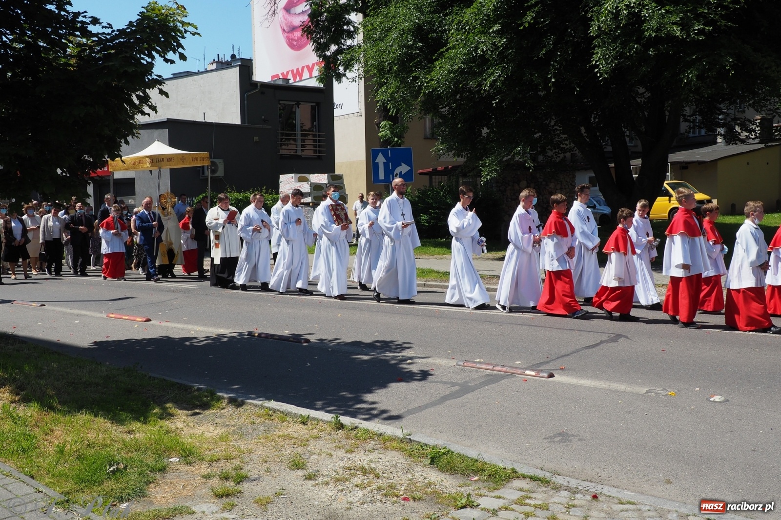 Zdjęcie w galerii na portalu naszraciborz.pl: Słoneczna trasa Bożego Ciała w parafii NSPJ w Raciborzu wiadomości z regionu