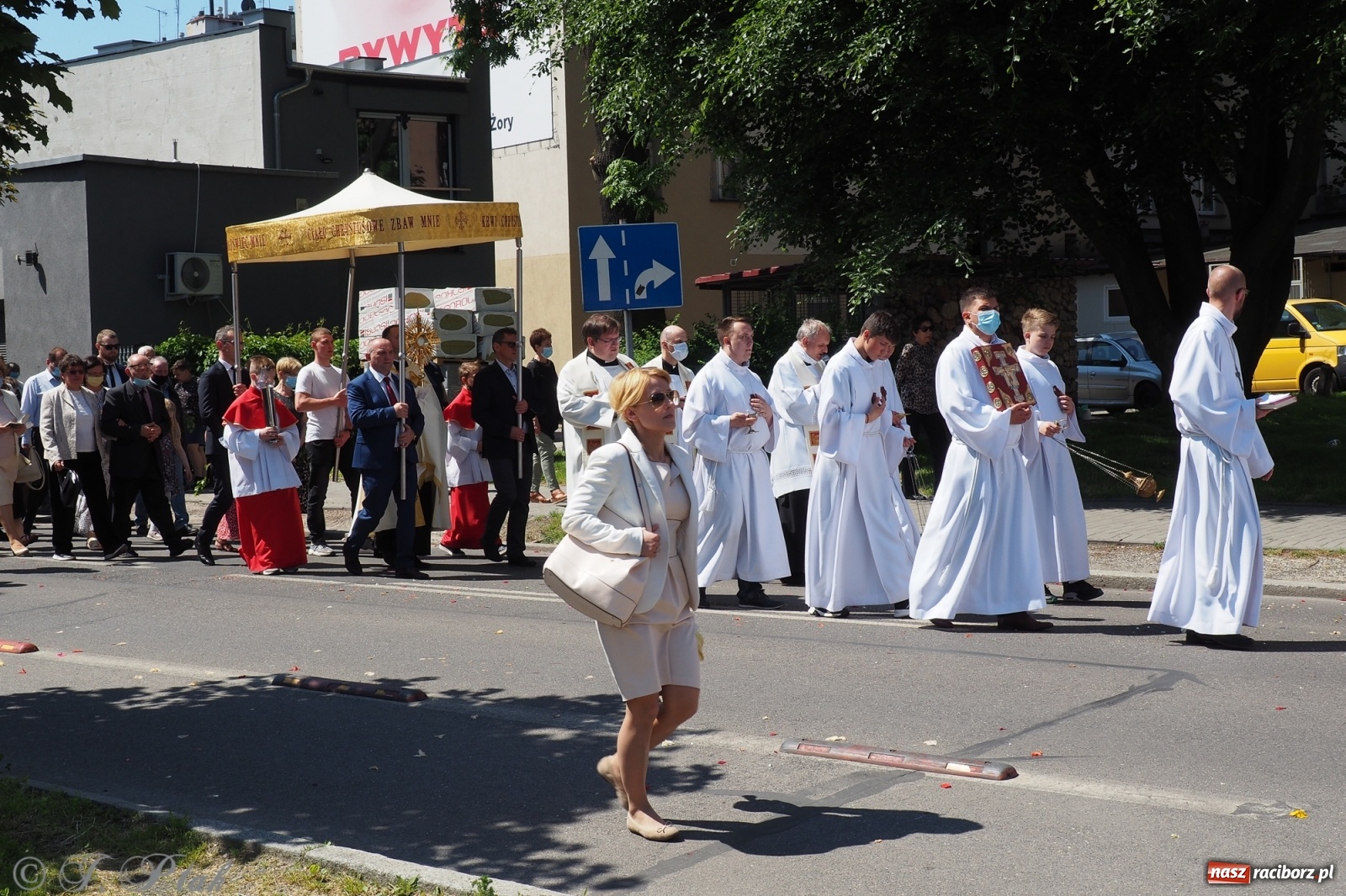 Zdjęcie w galerii na portalu naszraciborz.pl: Słoneczna trasa Bożego Ciała w parafii NSPJ w Raciborzu wiadomości z regionu