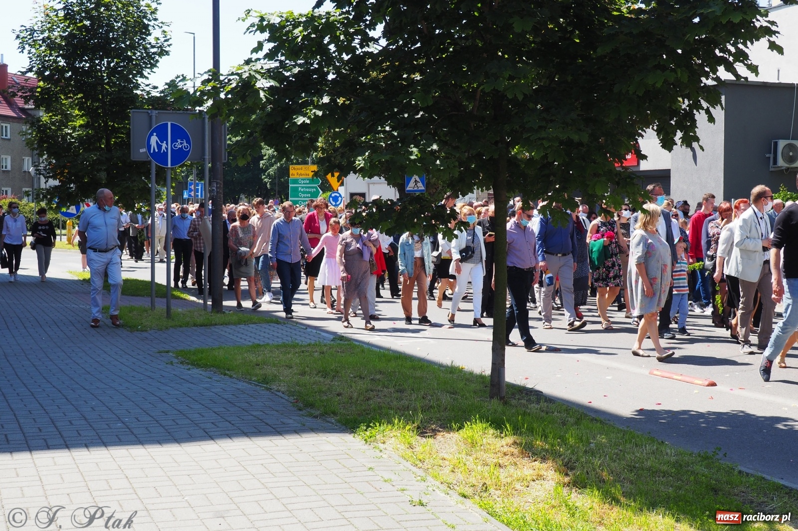 Zdjęcie w galerii na portalu naszraciborz.pl: Słoneczna trasa Bożego Ciała w parafii NSPJ w Raciborzu wiadomości z regionu