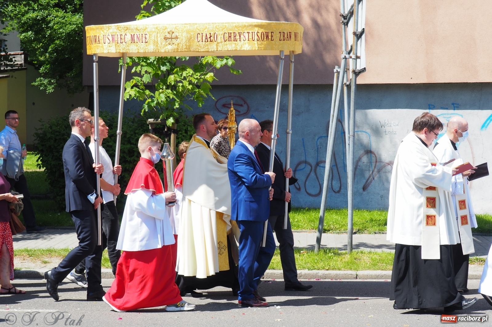 Zdjęcie w galerii na portalu naszraciborz.pl: Słoneczna trasa Bożego Ciała w parafii NSPJ w Raciborzu wiadomości z regionu