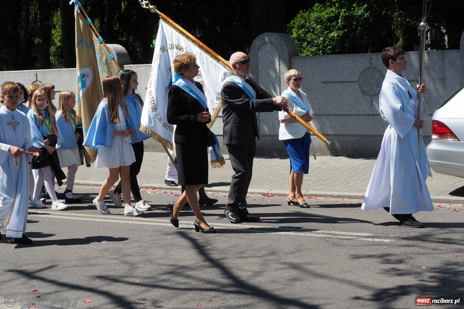 Zdjęcie w galerii na portalu naszraciborz.pl: Słoneczna trasa Bożego Ciała w parafii NSPJ w Raciborzu wiadomości z regionu