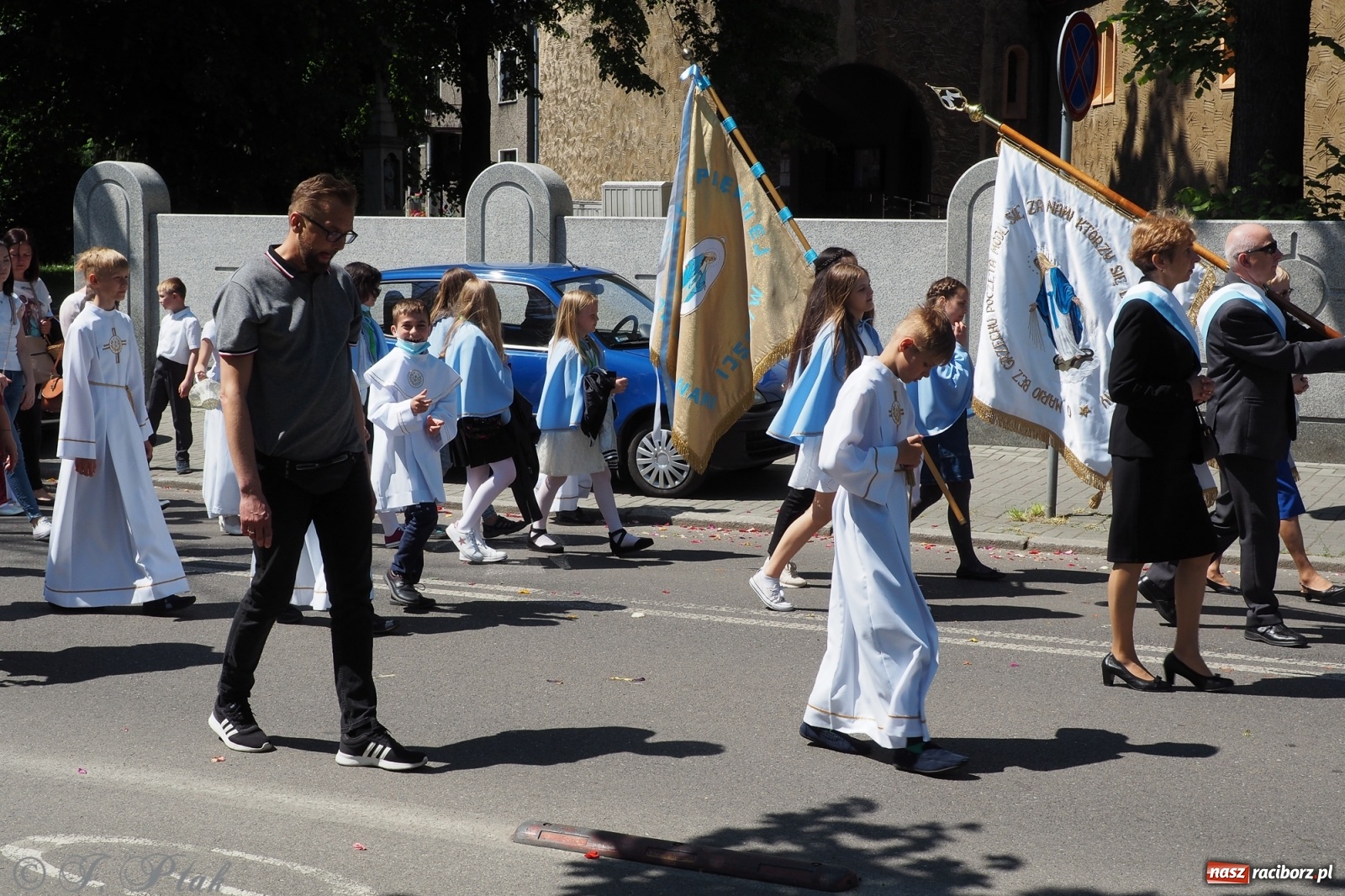 Zdjęcie w galerii na portalu naszraciborz.pl: Słoneczna trasa Bożego Ciała w parafii NSPJ w Raciborzu wiadomości z regionu