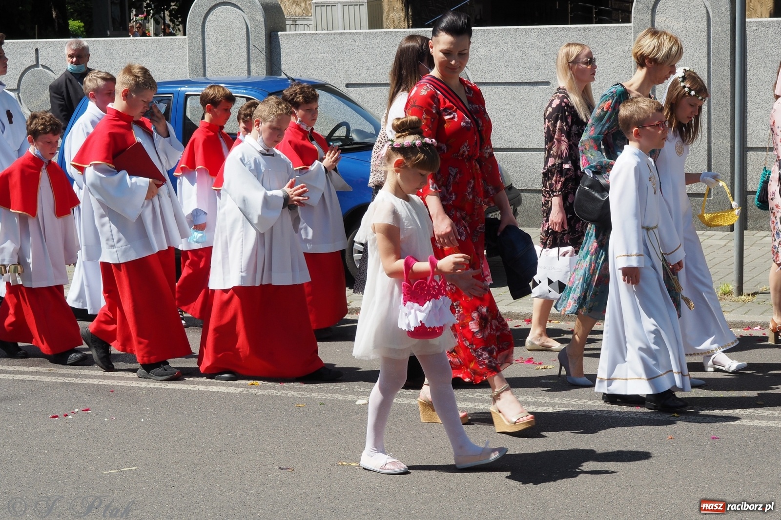 Zdjęcie w galerii na portalu naszraciborz.pl: Słoneczna trasa Bożego Ciała w parafii NSPJ w Raciborzu wiadomości z regionu