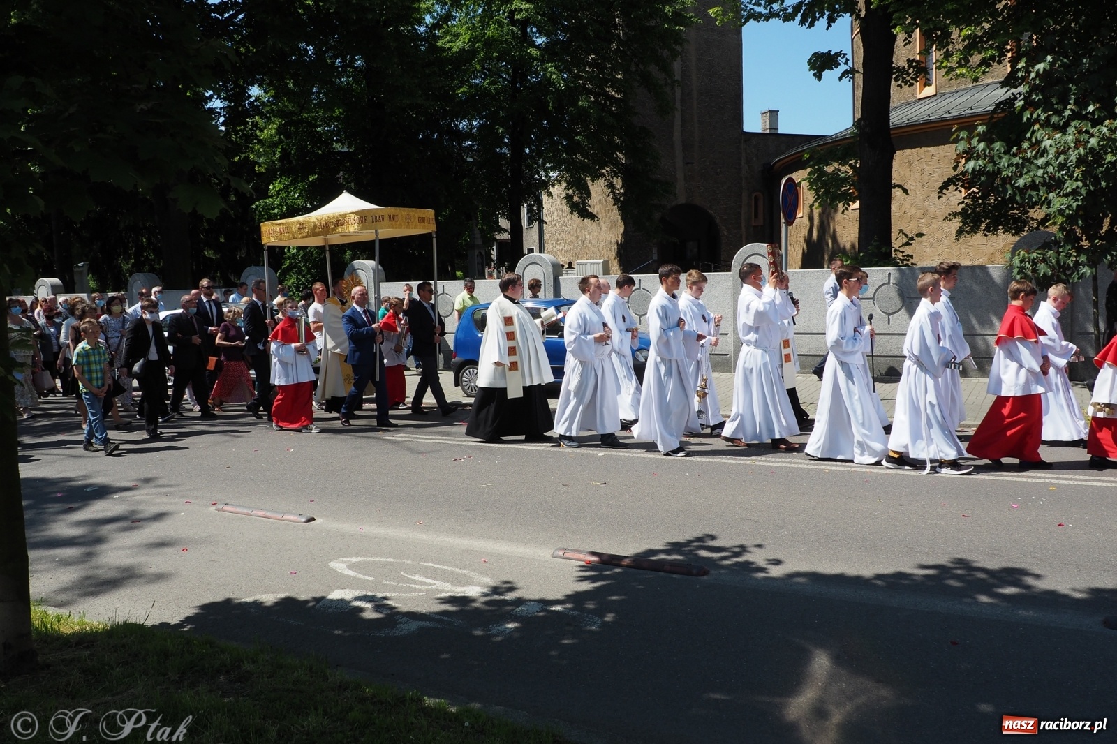 Zdjęcie w galerii na portalu naszraciborz.pl: Słoneczna trasa Bożego Ciała w parafii NSPJ w Raciborzu wiadomości z regionu