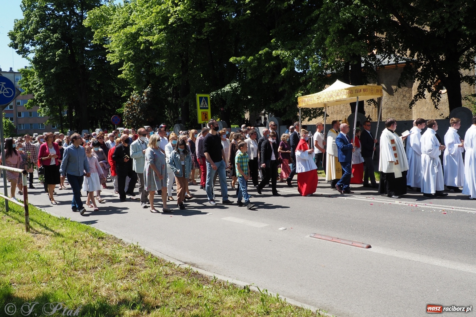 Zdjęcie w galerii na portalu naszraciborz.pl: Słoneczna trasa Bożego Ciała w parafii NSPJ w Raciborzu wiadomości z regionu