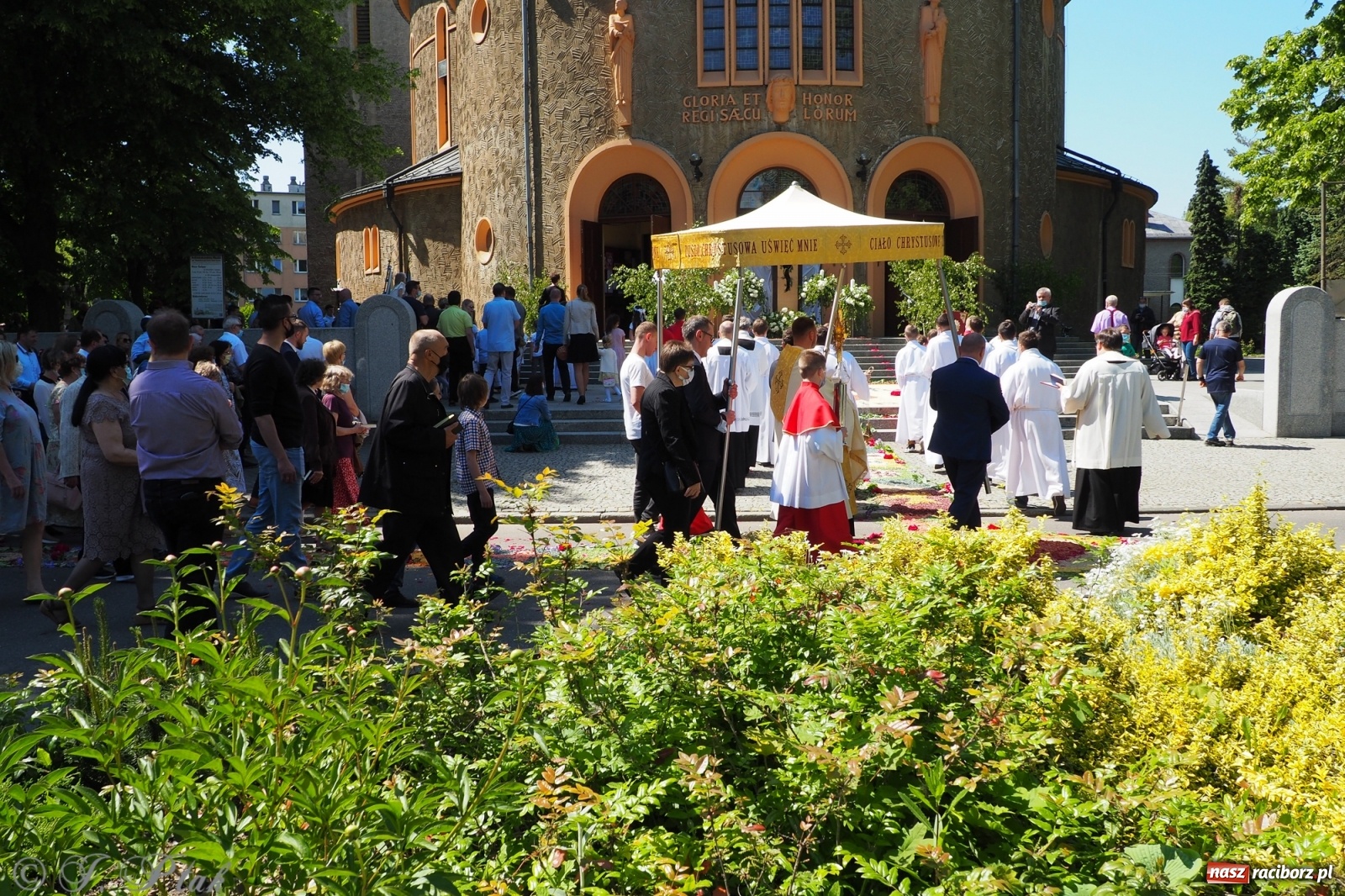 Zdjęcie w galerii na portalu naszraciborz.pl: Słoneczna trasa Bożego Ciała w parafii NSPJ w Raciborzu wiadomości z regionu