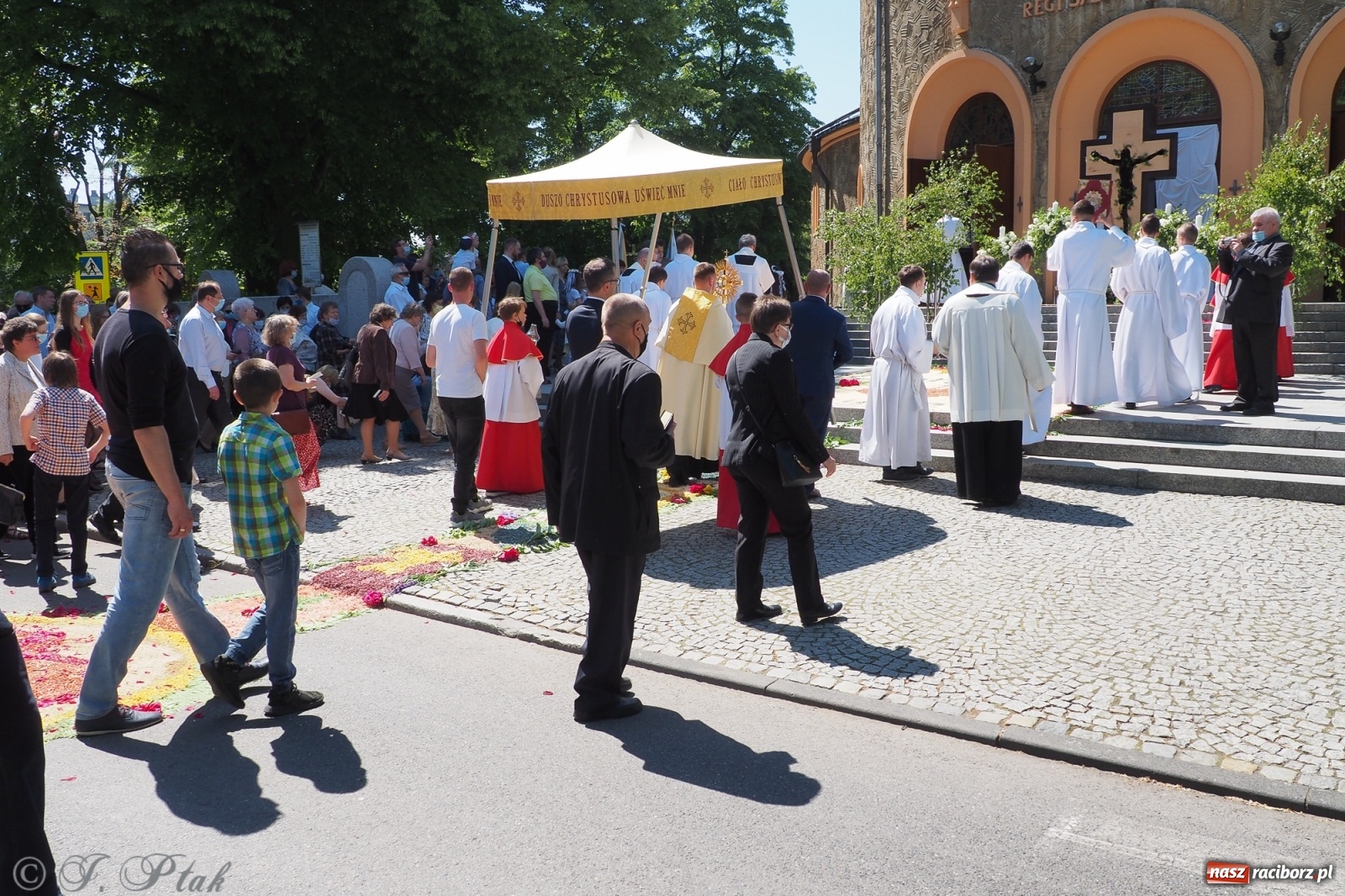 Zdjęcie w galerii na portalu naszraciborz.pl: Słoneczna trasa Bożego Ciała w parafii NSPJ w Raciborzu wiadomości z regionu