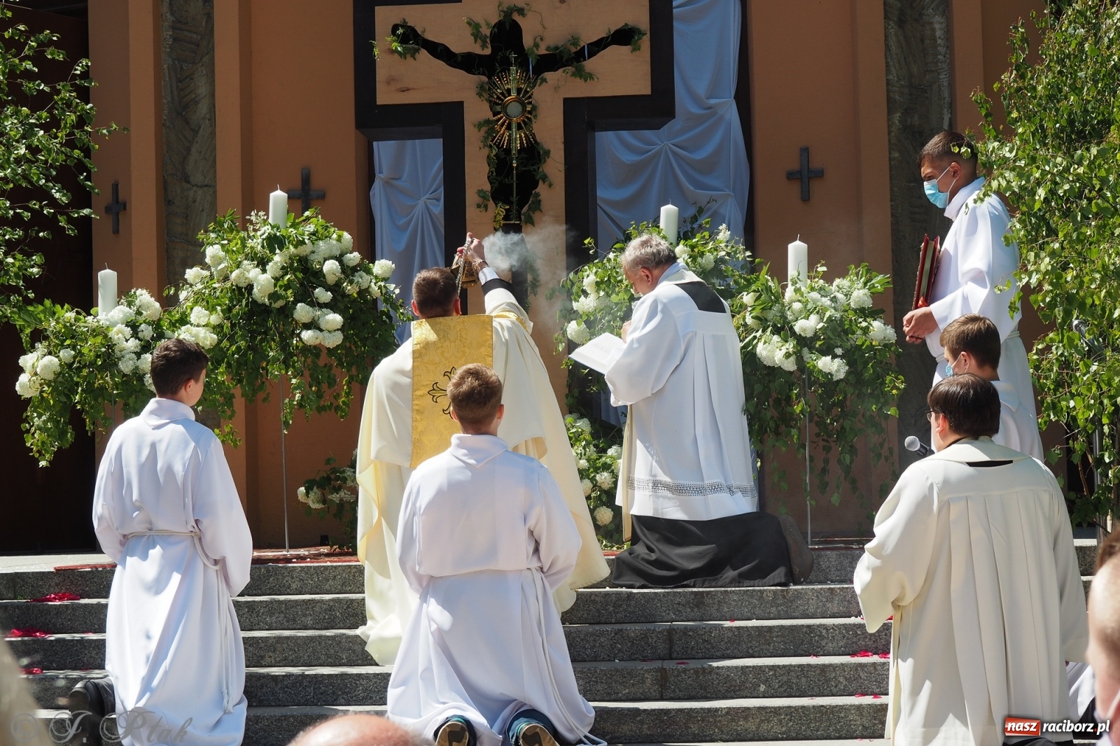 Zdjęcie w galerii na portalu naszraciborz.pl: Słoneczna trasa Bożego Ciała w parafii NSPJ w Raciborzu wiadomości z regionu