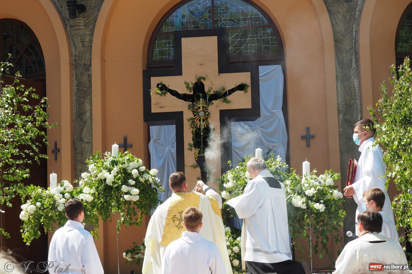 Zdjęcie w galerii na portalu naszraciborz.pl: Słoneczna trasa Bożego Ciała w parafii NSPJ w Raciborzu wiadomości z regionu