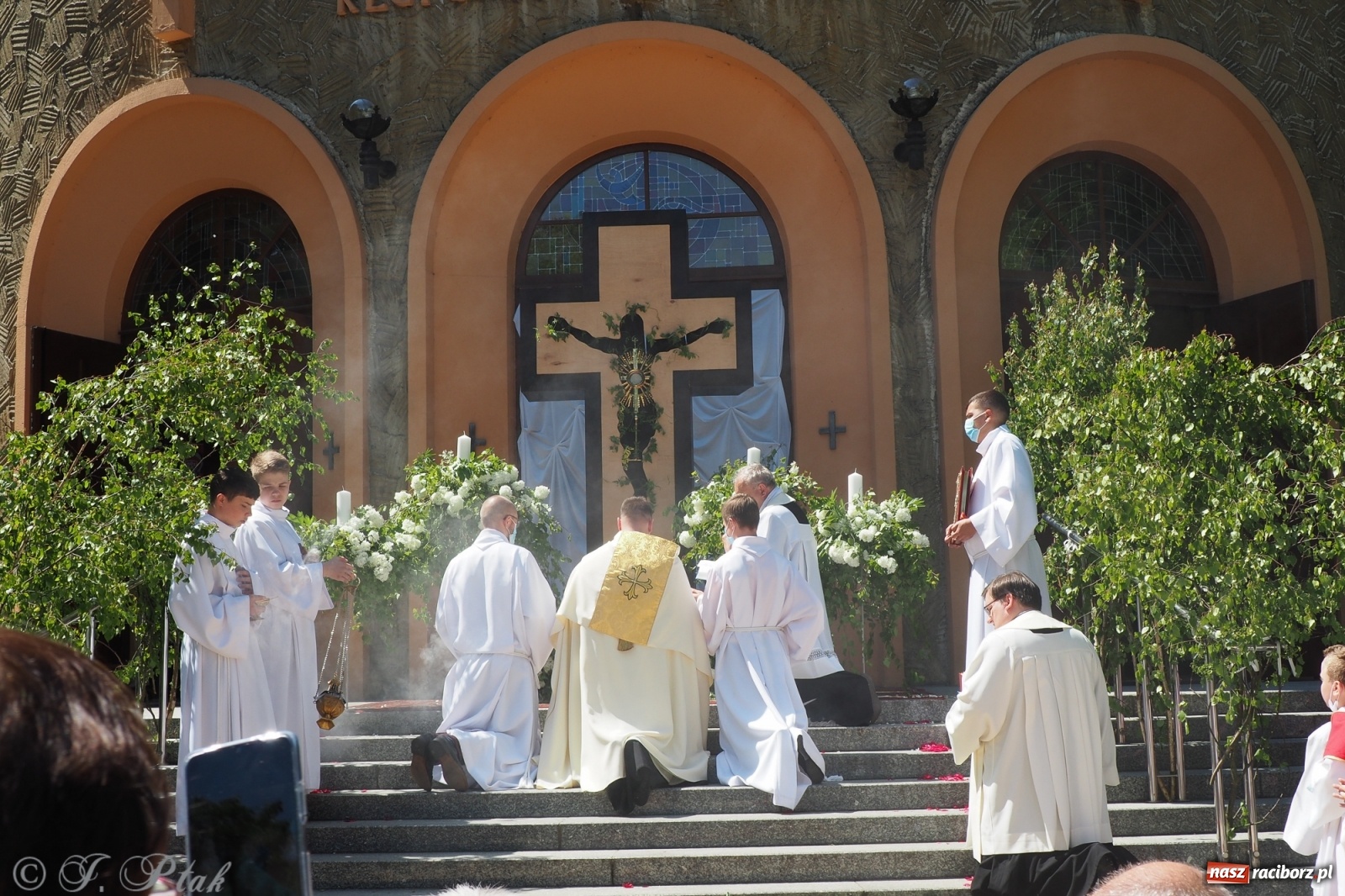 Zdjęcie w galerii na portalu naszraciborz.pl: Słoneczna trasa Bożego Ciała w parafii NSPJ w Raciborzu wiadomości z regionu