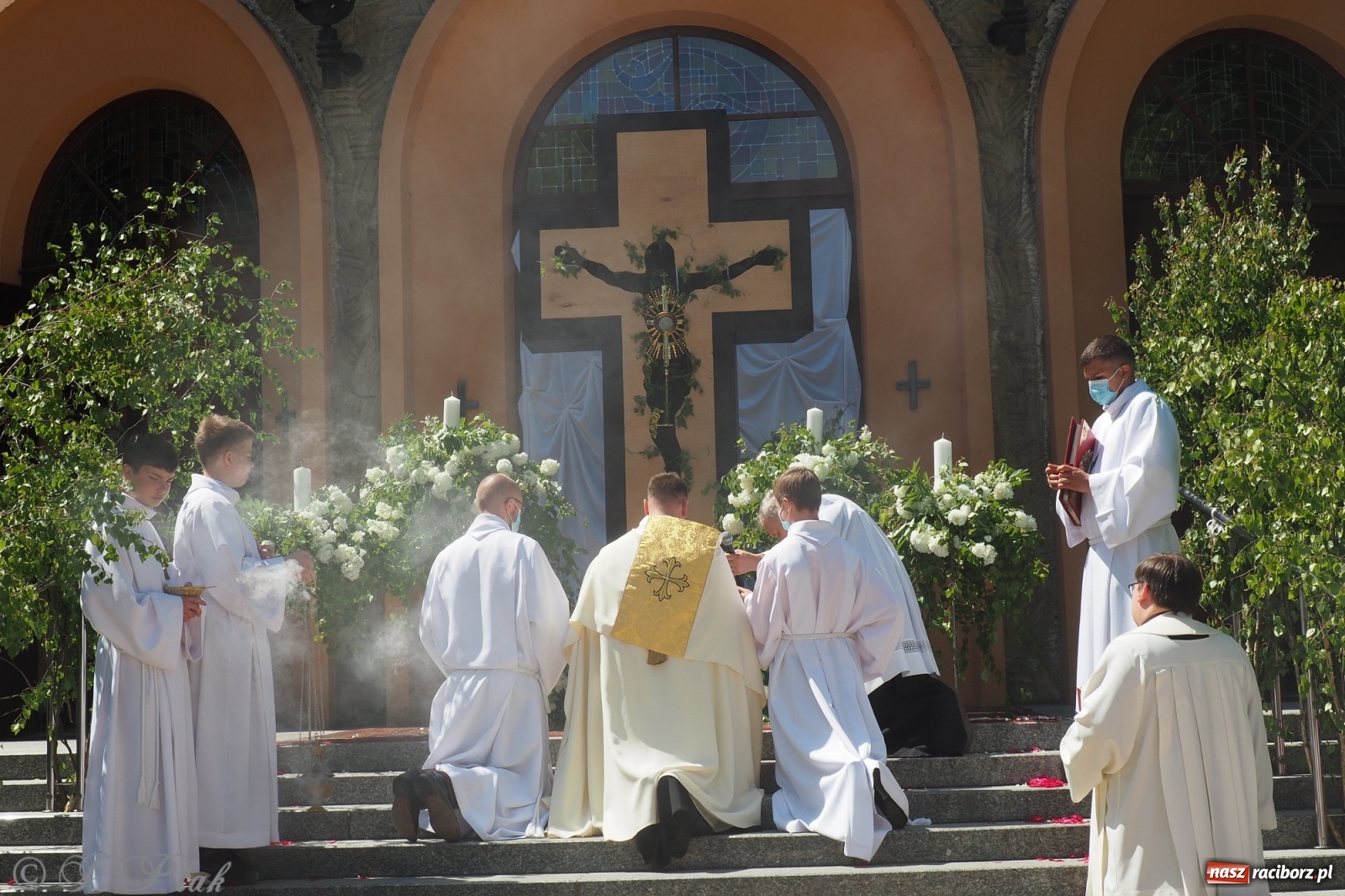 Zdjęcie w galerii na portalu naszraciborz.pl: Słoneczna trasa Bożego Ciała w parafii NSPJ w Raciborzu wiadomości z regionu