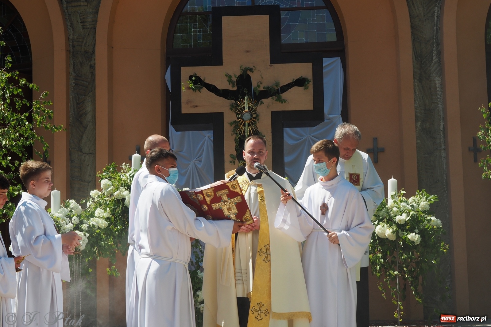 Zdjęcie w galerii na portalu naszraciborz.pl: Słoneczna trasa Bożego Ciała w parafii NSPJ w Raciborzu wiadomości z regionu
