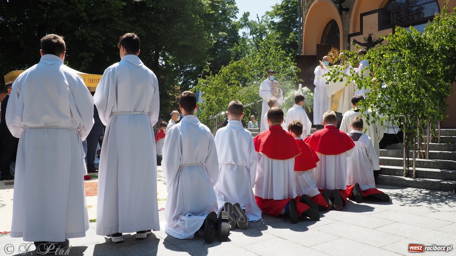 Zdjęcie w galerii na portalu naszraciborz.pl: Słoneczna trasa Bożego Ciała w parafii NSPJ w Raciborzu wiadomości z regionu