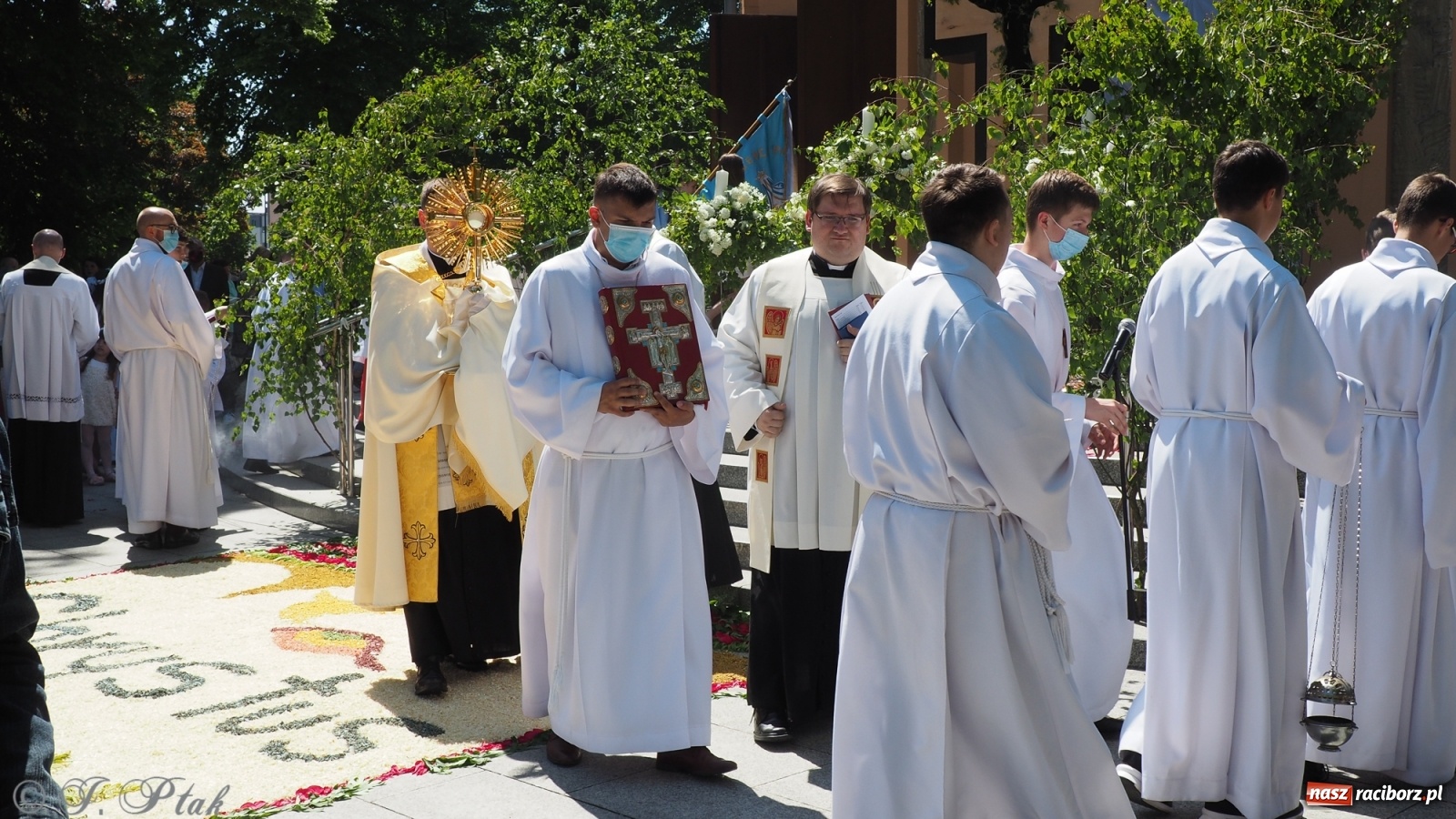 Zdjęcie w galerii na portalu naszraciborz.pl: Słoneczna trasa Bożego Ciała w parafii NSPJ w Raciborzu wiadomości z regionu
