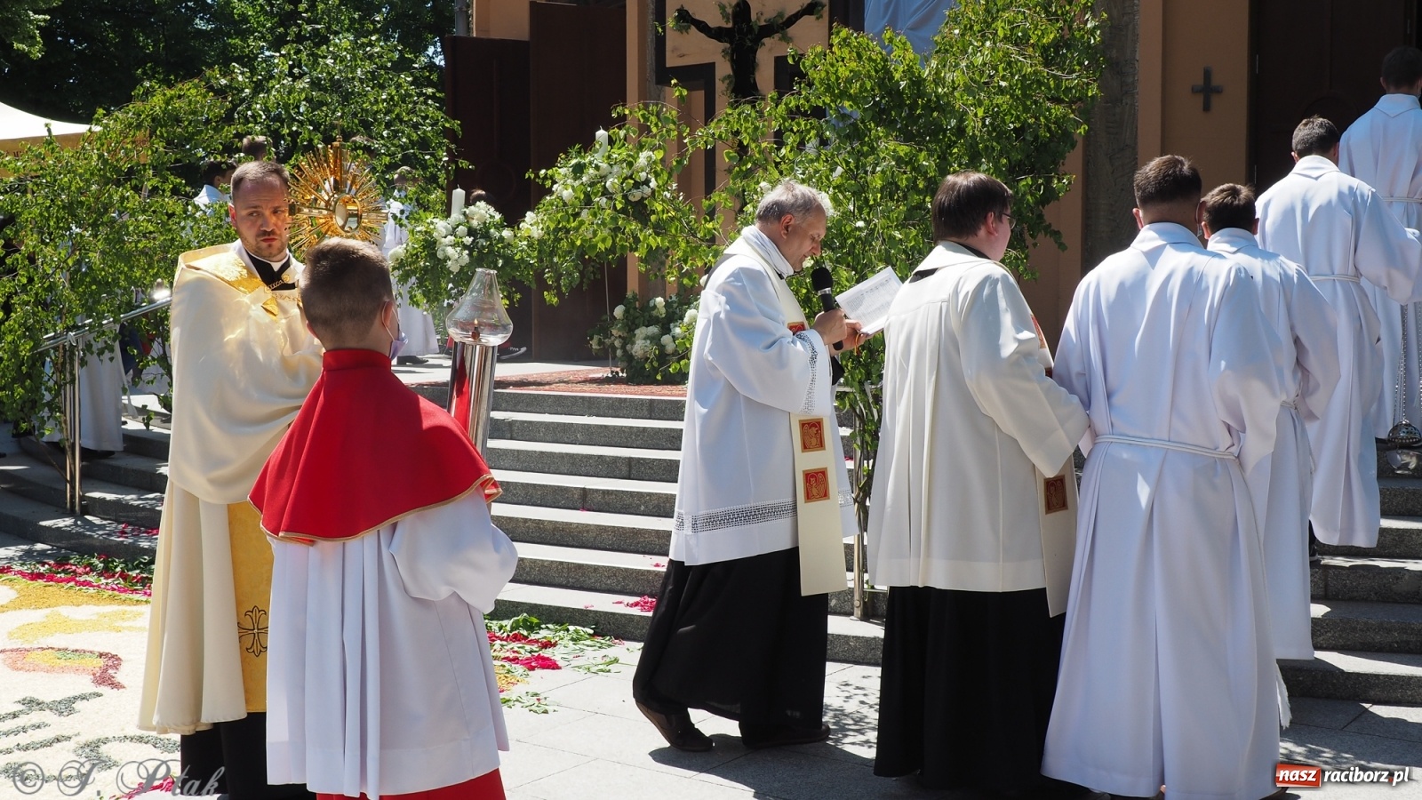 Zdjęcie w galerii na portalu naszraciborz.pl: Słoneczna trasa Bożego Ciała w parafii NSPJ w Raciborzu wiadomości z regionu