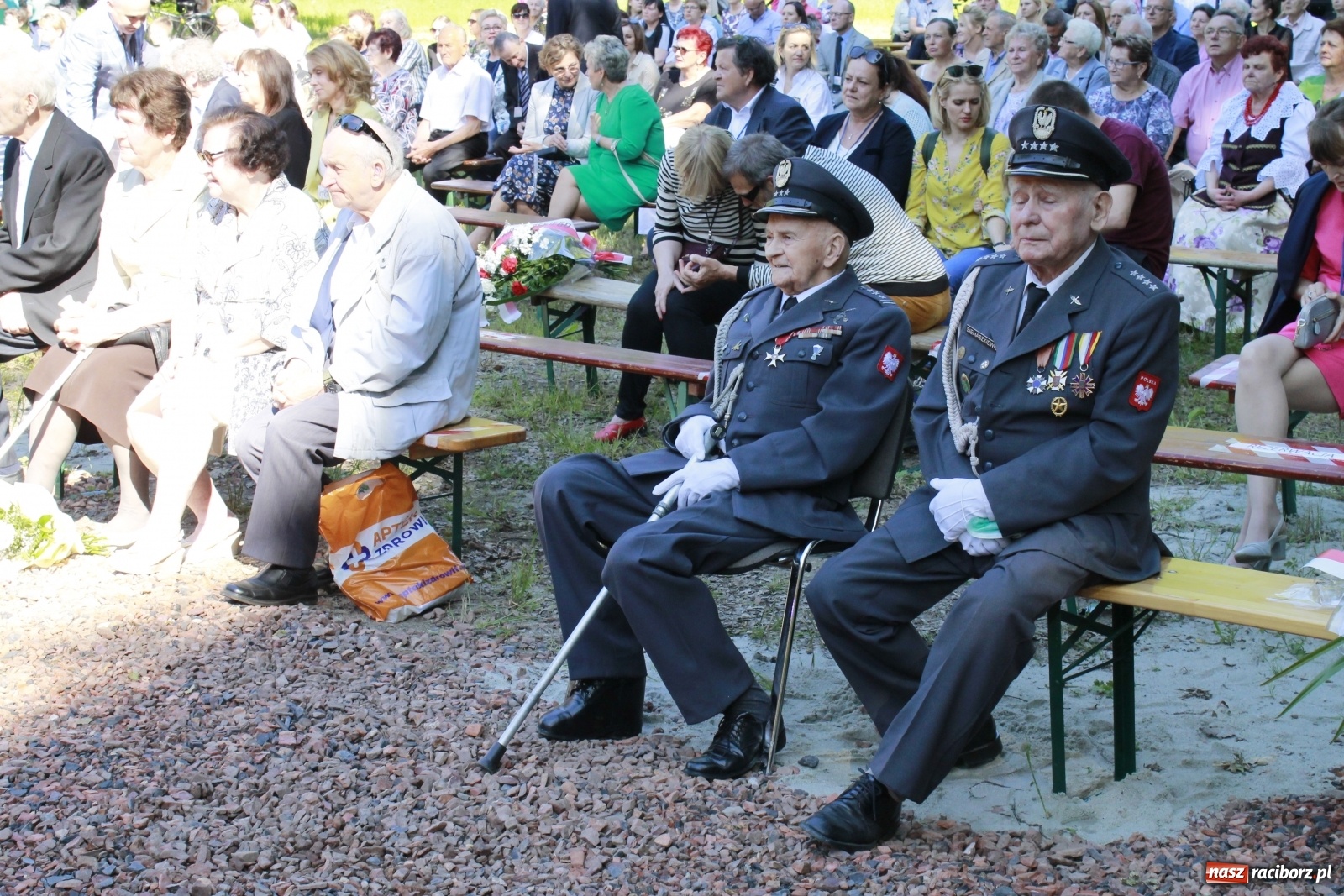 Zdjęcie w galerii na portalu naszraciborz.pl: Idą powstańcy - ZPiT Śląsk zaśpiewał na tle rzuchowskiego pałacu [FOTO i WIDEO] wiadomości z regionu