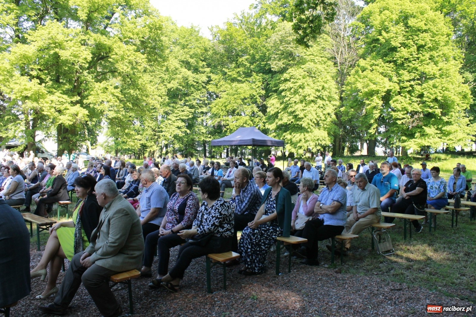 Zdjęcie w galerii na portalu naszraciborz.pl: Idą powstańcy - ZPiT Śląsk zaśpiewał na tle rzuchowskiego pałacu [FOTO i WIDEO] wiadomości z regionu