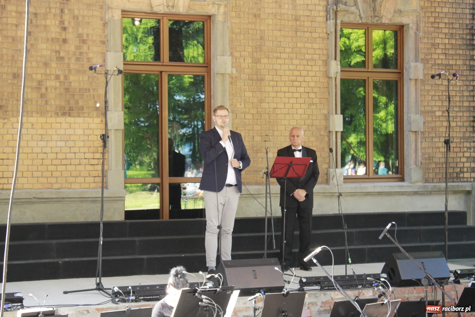 Zdjęcie w galerii na portalu naszraciborz.pl: Idą powstańcy - ZPiT Śląsk zaśpiewał na tle rzuchowskiego pałacu [FOTO i WIDEO] wiadomości z regionu