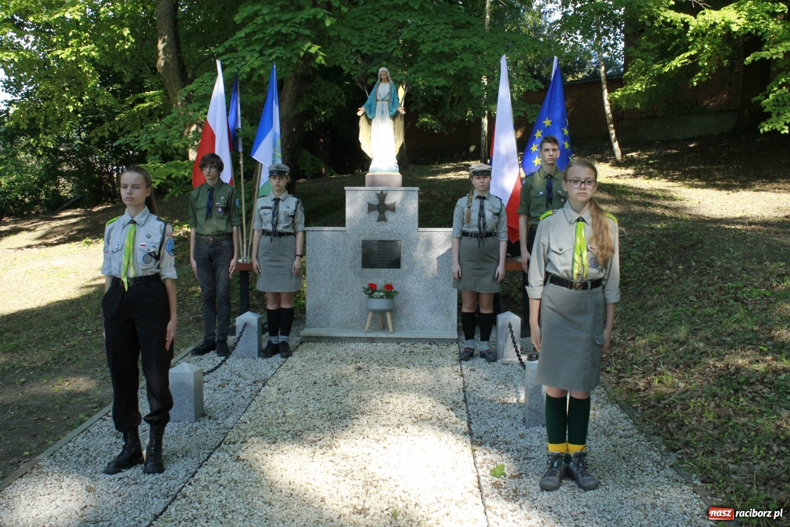 Zdjęcie w galerii na portalu naszraciborz.pl: Idą powstańcy - ZPiT Śląsk zaśpiewał na tle rzuchowskiego pałacu [FOTO i WIDEO] wiadomości z regionu