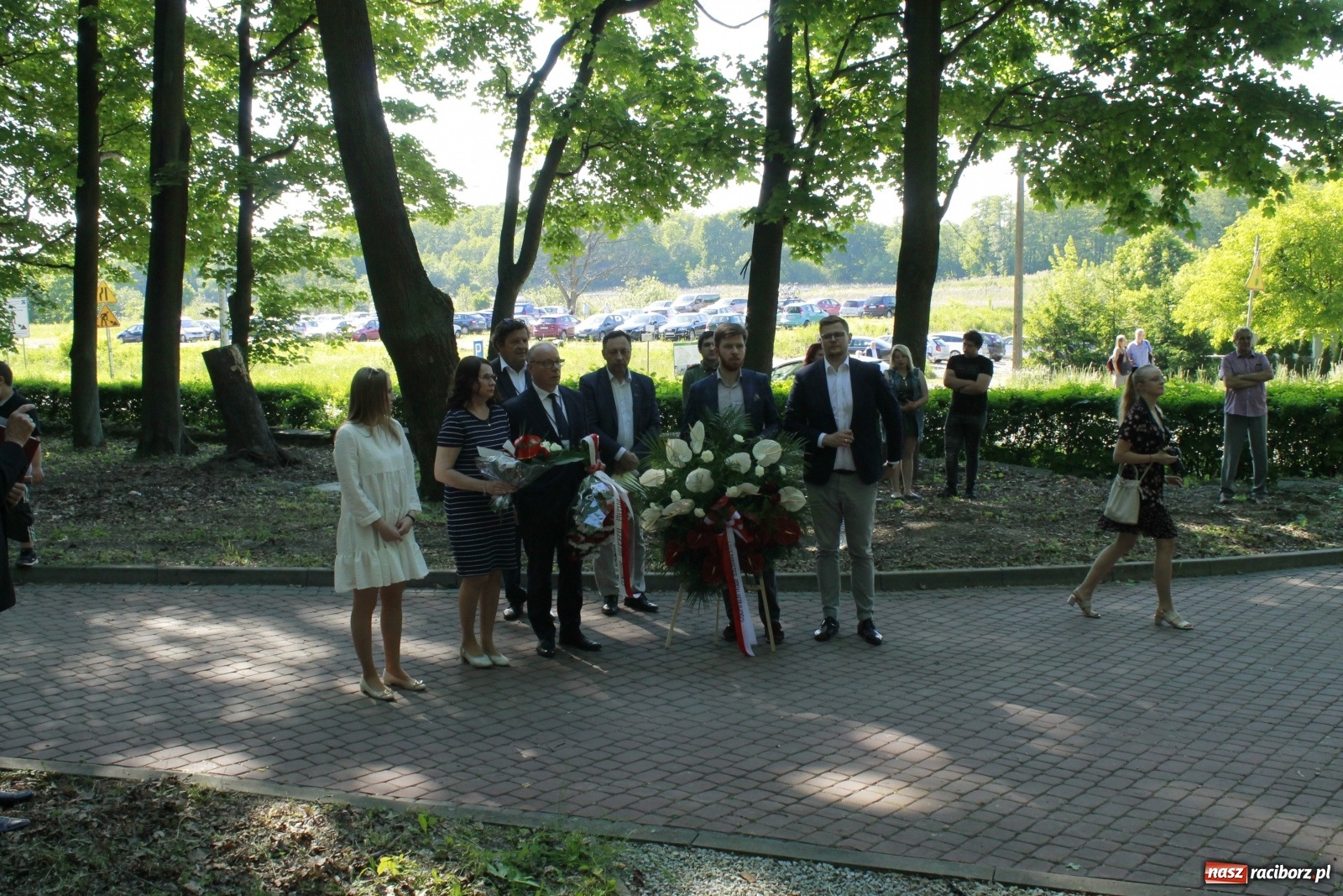 Zdjęcie w galerii na portalu naszraciborz.pl: Idą powstańcy - ZPiT Śląsk zaśpiewał na tle rzuchowskiego pałacu [FOTO i WIDEO] wiadomości z regionu