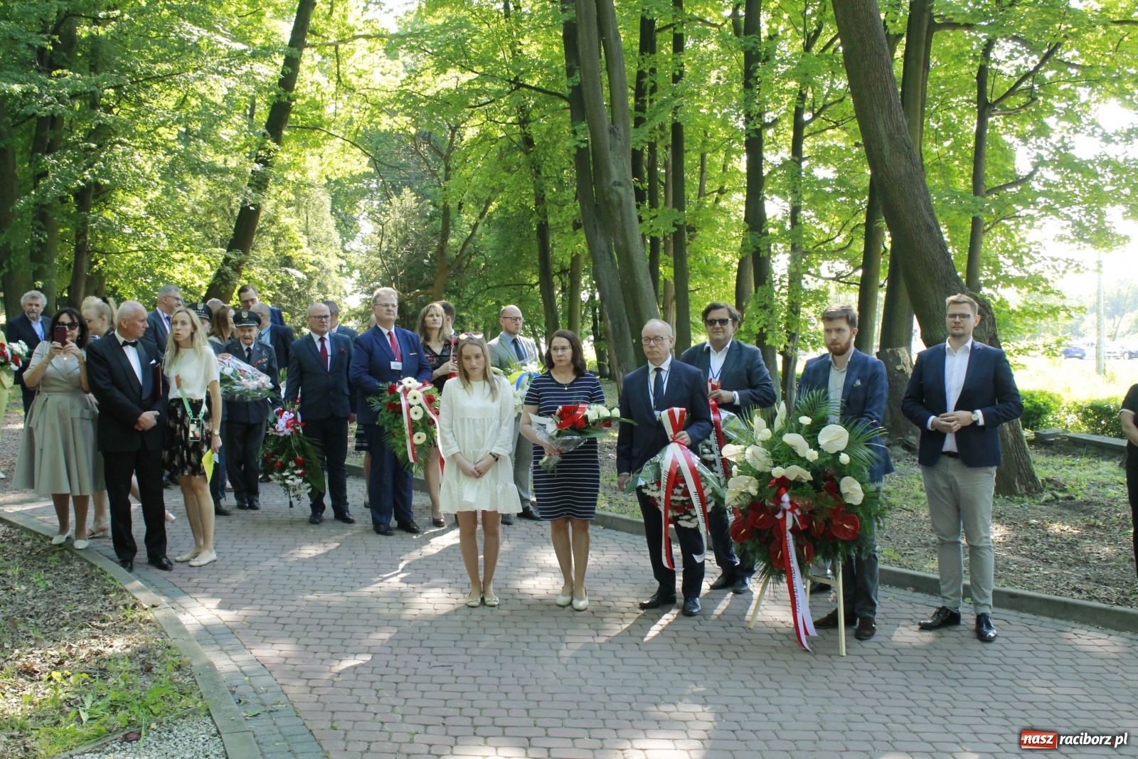 Zdjęcie w galerii na portalu naszraciborz.pl: Idą powstańcy - ZPiT Śląsk zaśpiewał na tle rzuchowskiego pałacu [FOTO i WIDEO] wiadomości z regionu