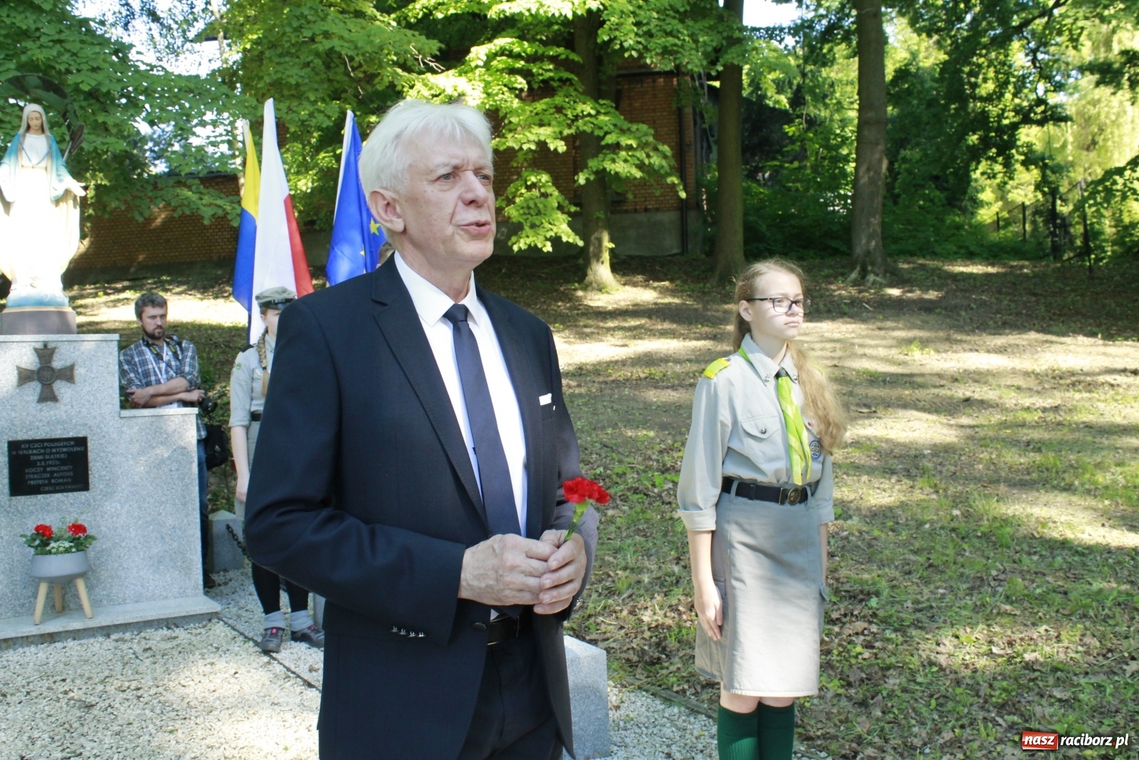 Zdjęcie w galerii na portalu naszraciborz.pl: Idą powstańcy - ZPiT Śląsk zaśpiewał na tle rzuchowskiego pałacu [FOTO i WIDEO] wiadomości z regionu