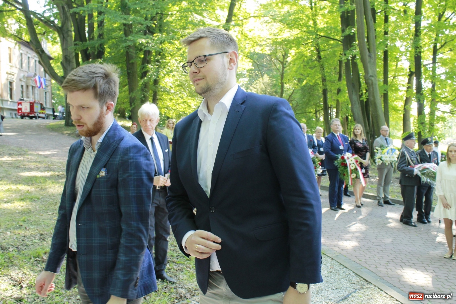 Zdjęcie w galerii na portalu naszraciborz.pl: Idą powstańcy - ZPiT Śląsk zaśpiewał na tle rzuchowskiego pałacu [FOTO i WIDEO] wiadomości z regionu