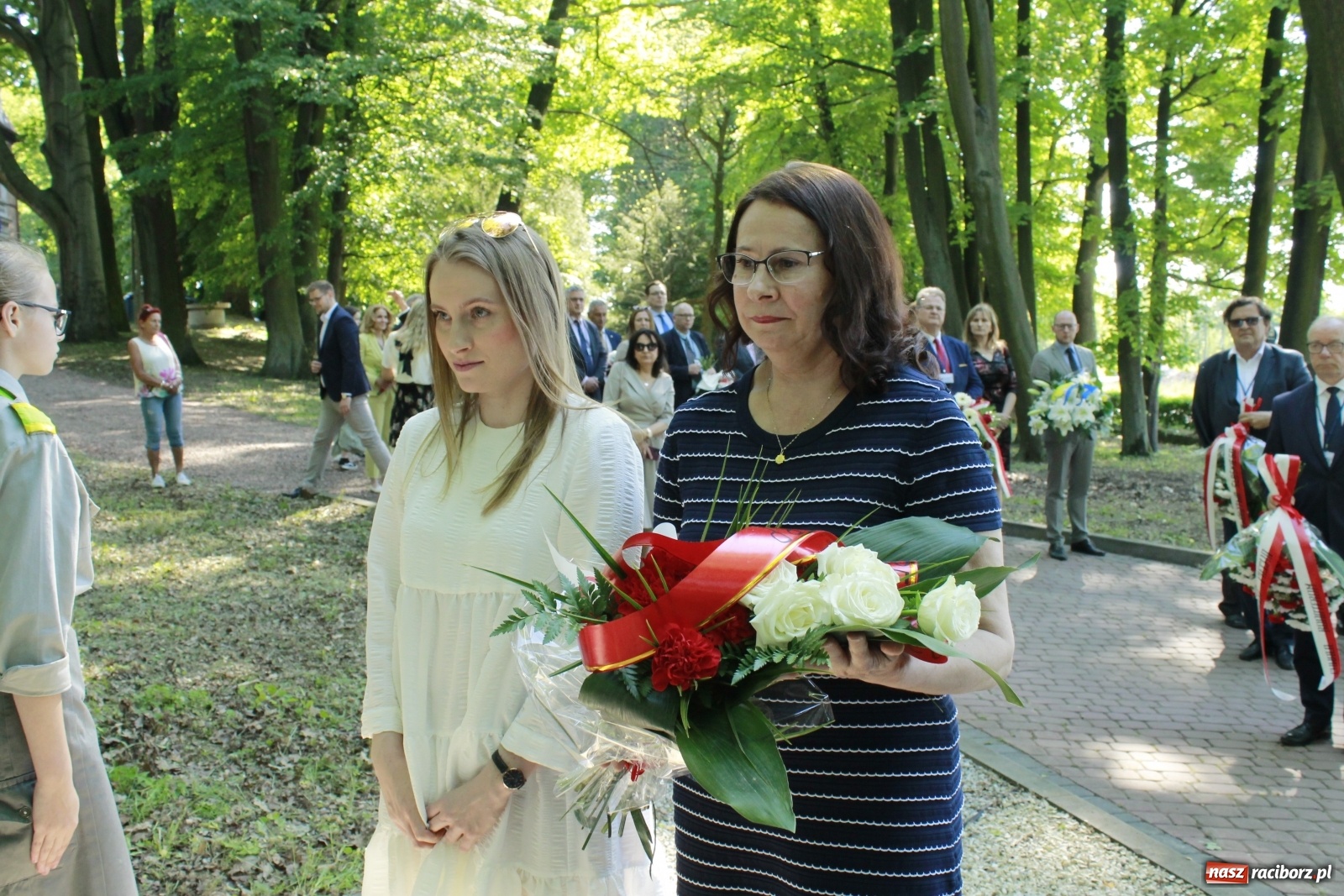 Zdjęcie w galerii na portalu naszraciborz.pl: Idą powstańcy - ZPiT Śląsk zaśpiewał na tle rzuchowskiego pałacu [FOTO i WIDEO] wiadomości z regionu