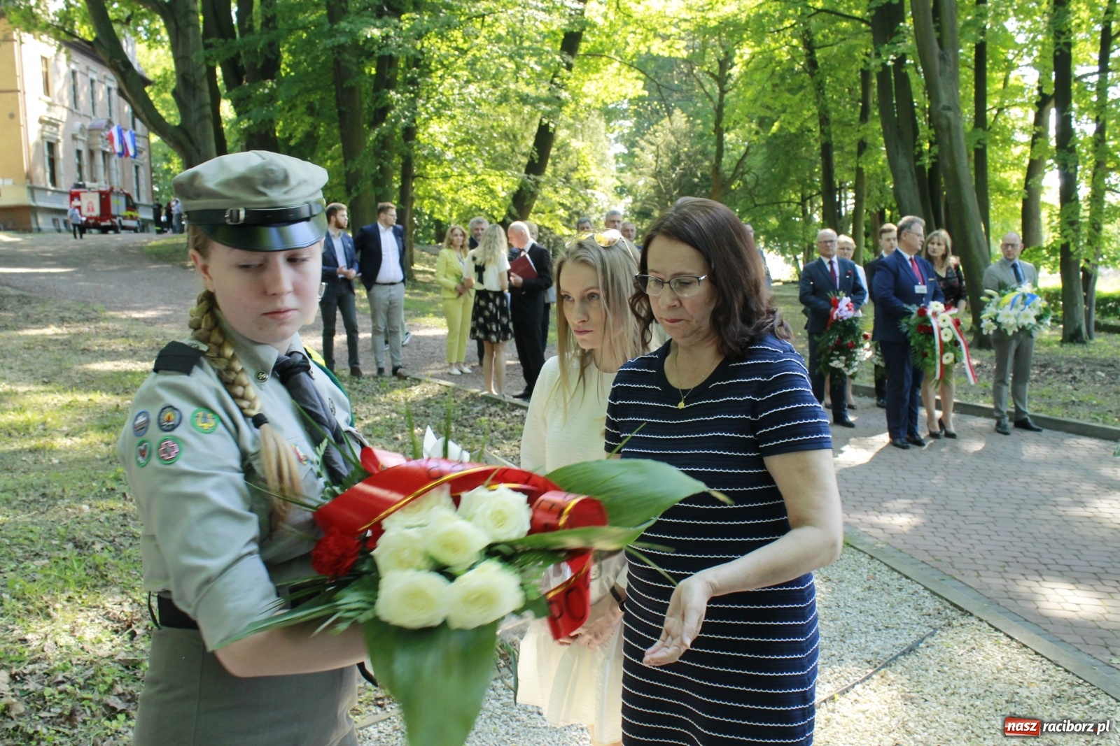 Zdjęcie w galerii na portalu naszraciborz.pl: Idą powstańcy - ZPiT Śląsk zaśpiewał na tle rzuchowskiego pałacu [FOTO i WIDEO] wiadomości z regionu