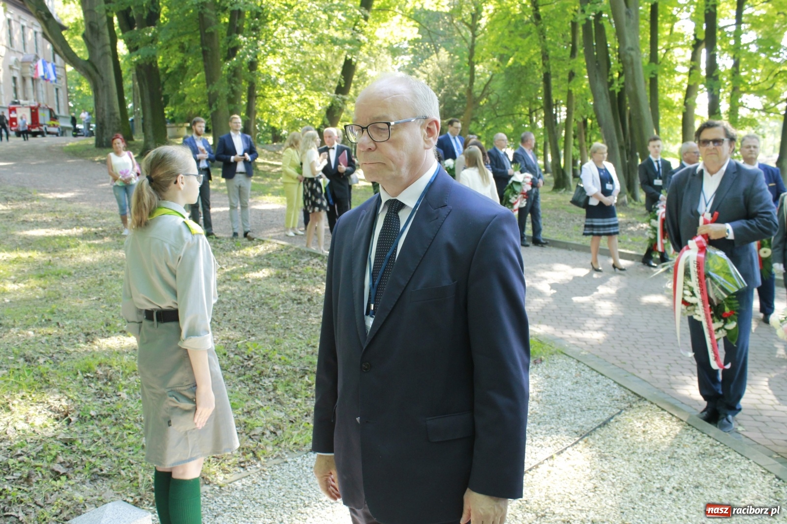 Zdjęcie w galerii na portalu naszraciborz.pl: Idą powstańcy - ZPiT Śląsk zaśpiewał na tle rzuchowskiego pałacu [FOTO i WIDEO] wiadomości z regionu