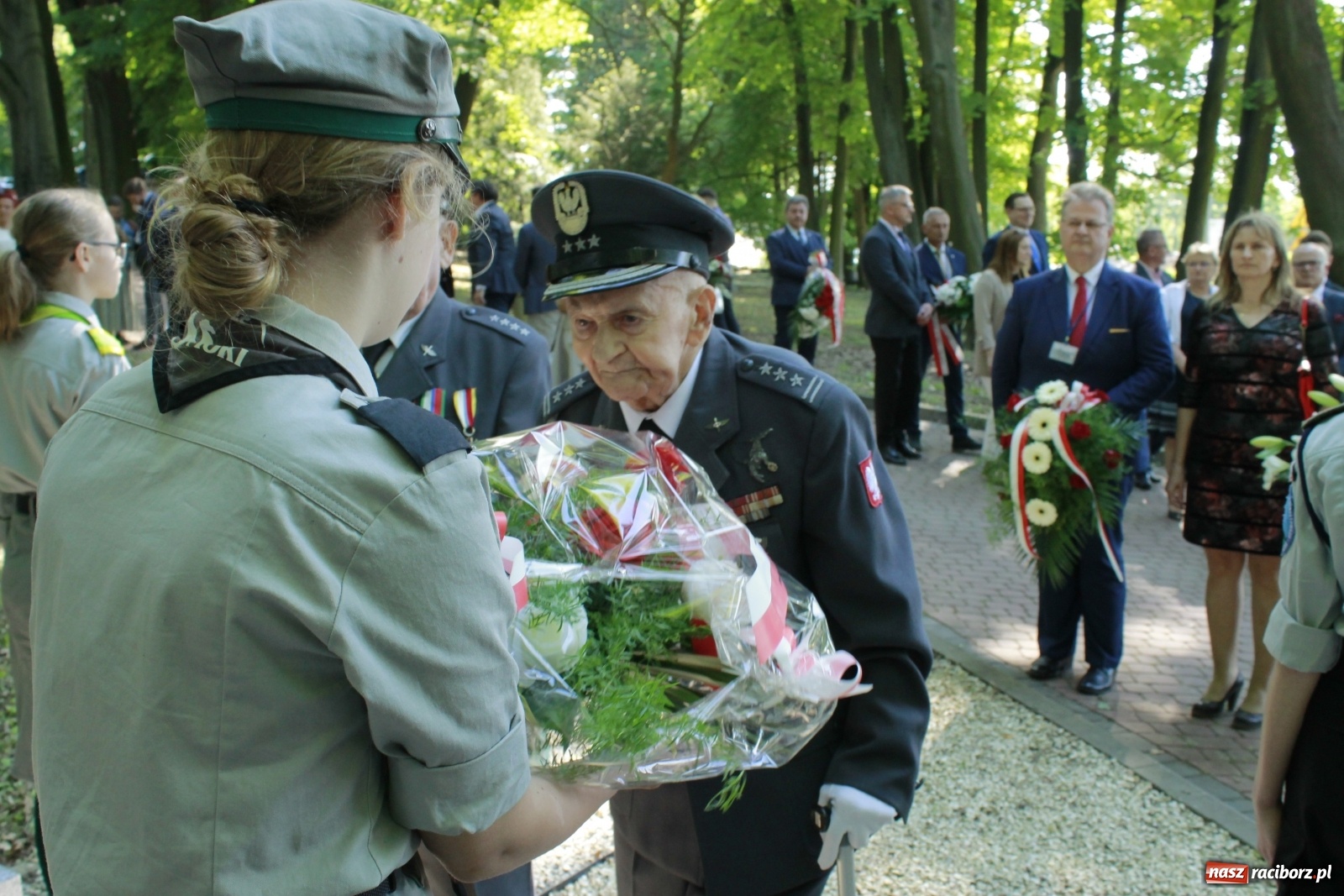 Zdjęcie w galerii na portalu naszraciborz.pl: Idą powstańcy - ZPiT Śląsk zaśpiewał na tle rzuchowskiego pałacu [FOTO i WIDEO] wiadomości z regionu