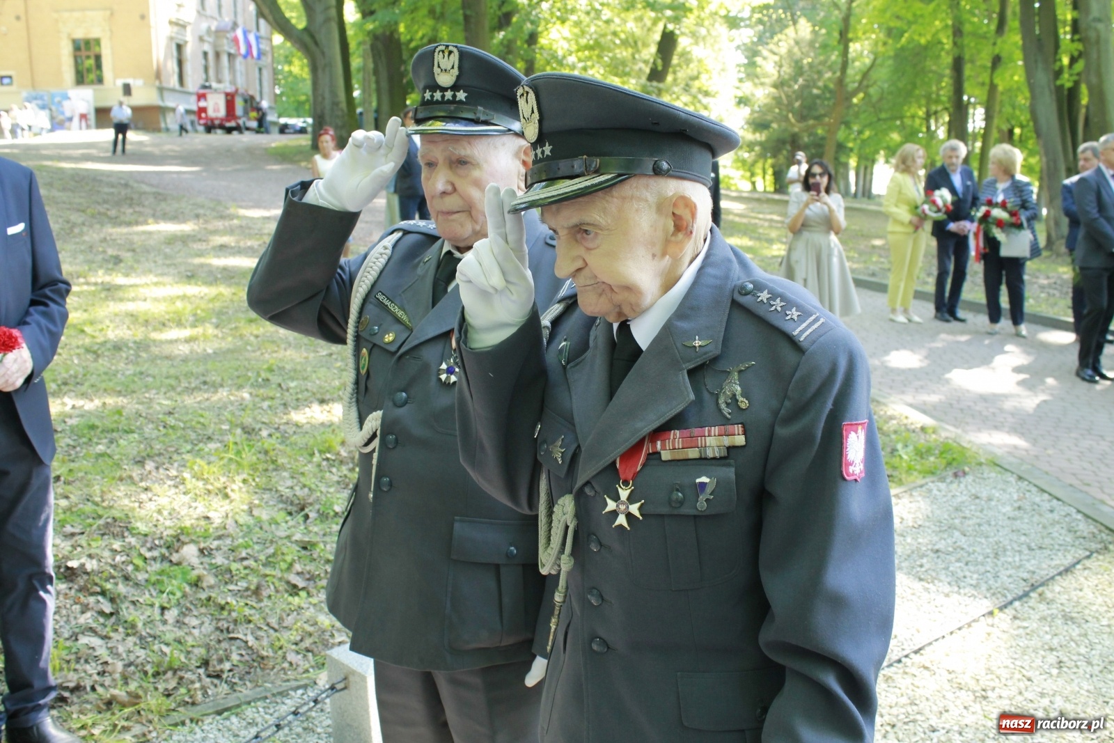 Zdjęcie w galerii na portalu naszraciborz.pl: Idą powstańcy - ZPiT Śląsk zaśpiewał na tle rzuchowskiego pałacu [FOTO i WIDEO] wiadomości z regionu