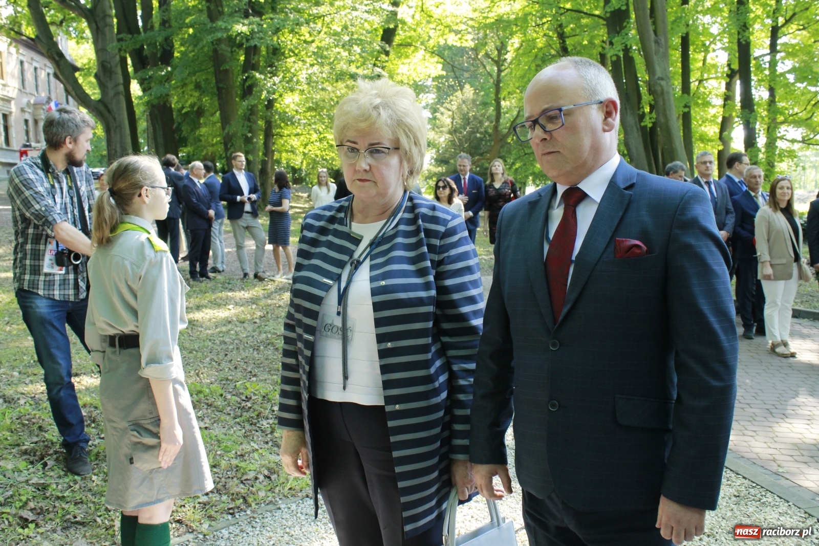 Zdjęcie w galerii na portalu naszraciborz.pl: Idą powstańcy - ZPiT Śląsk zaśpiewał na tle rzuchowskiego pałacu [FOTO i WIDEO] wiadomości z regionu