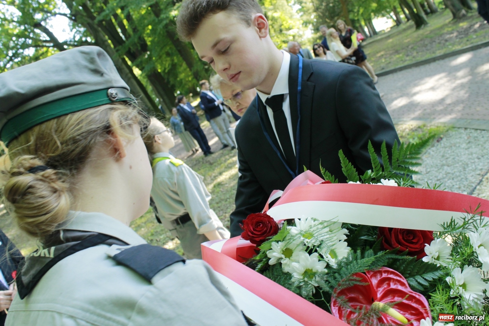 Zdjęcie w galerii na portalu naszraciborz.pl: Idą powstańcy - ZPiT Śląsk zaśpiewał na tle rzuchowskiego pałacu [FOTO i WIDEO] wiadomości z regionu