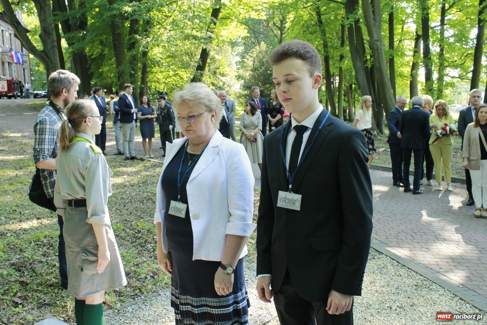 Zdjęcie w galerii na portalu naszraciborz.pl: Idą powstańcy - ZPiT Śląsk zaśpiewał na tle rzuchowskiego pałacu [FOTO i WIDEO] wiadomości z regionu
