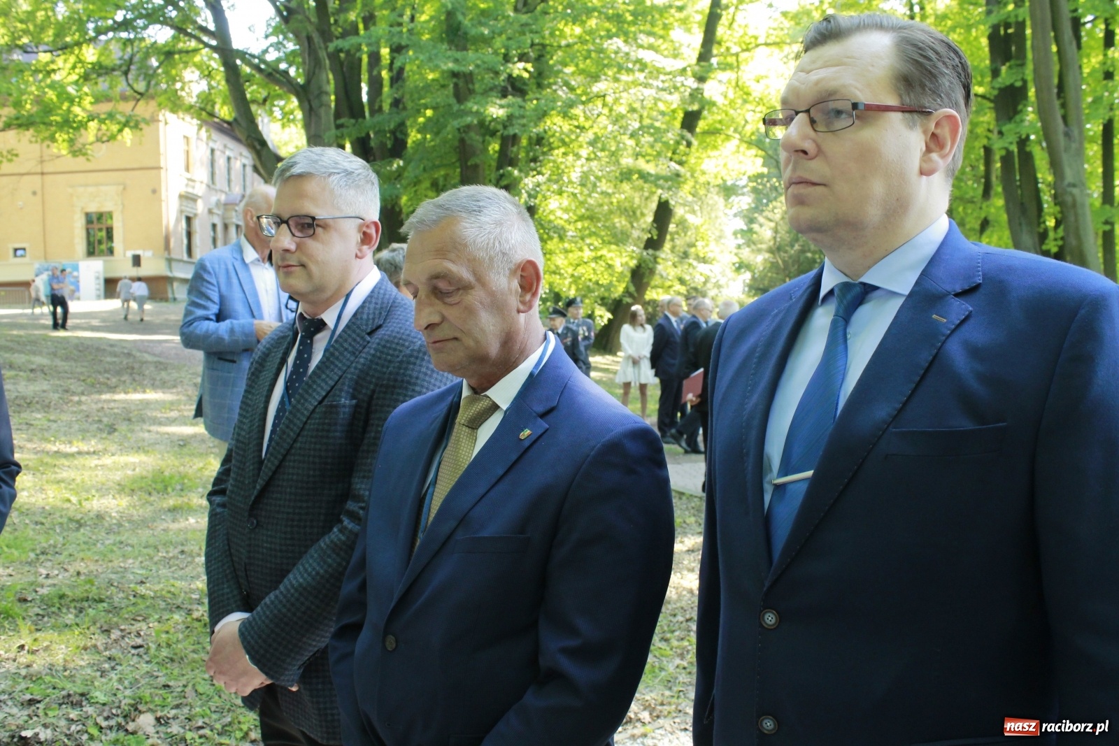 Zdjęcie w galerii na portalu naszraciborz.pl: Idą powstańcy - ZPiT Śląsk zaśpiewał na tle rzuchowskiego pałacu [FOTO i WIDEO] wiadomości z regionu