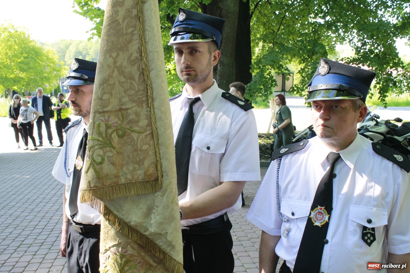Zdjęcie w galerii na portalu naszraciborz.pl: Idą powstańcy - ZPiT Śląsk zaśpiewał na tle rzuchowskiego pałacu [FOTO i WIDEO] wiadomości z regionu