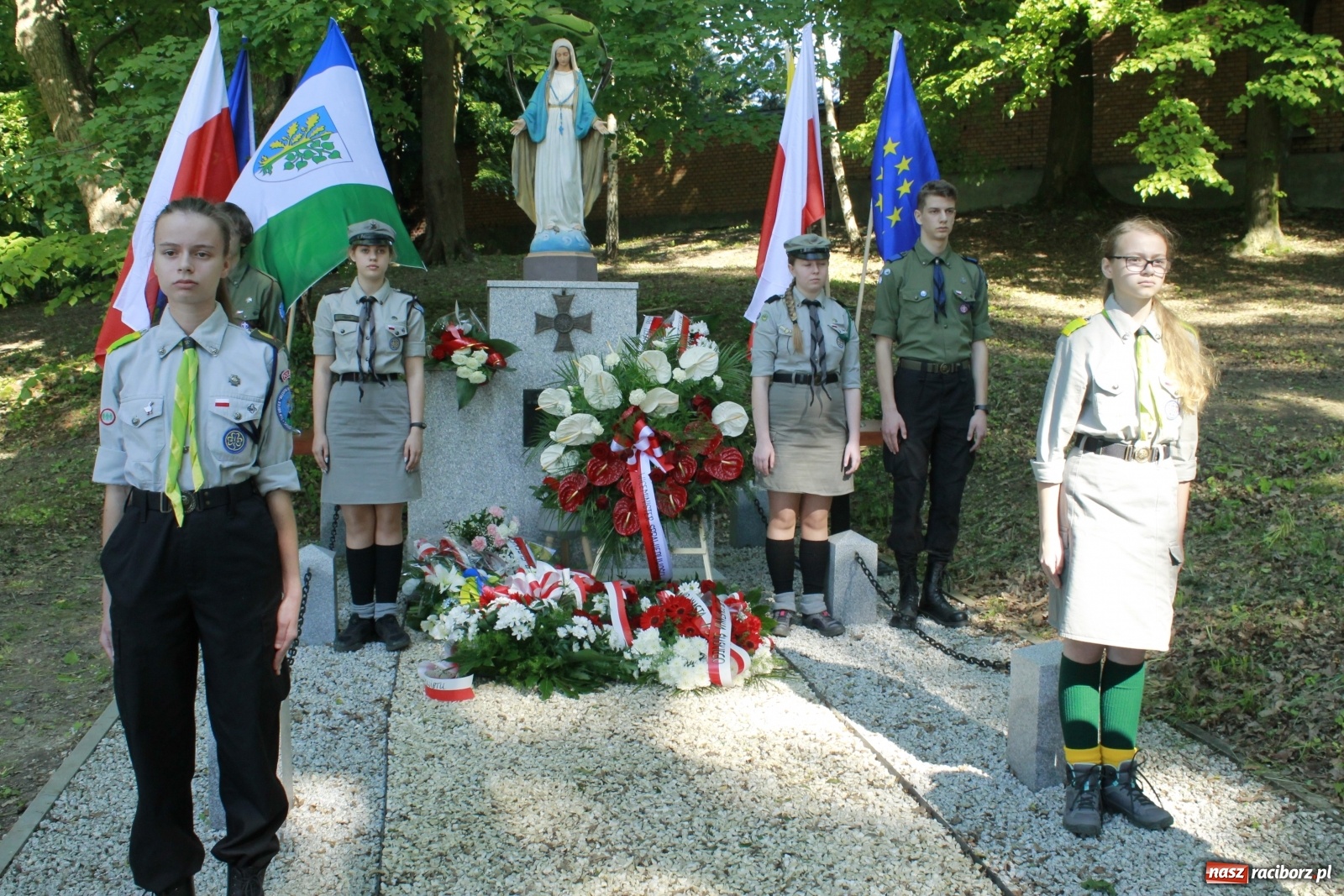 Zdjęcie w galerii na portalu naszraciborz.pl: Idą powstańcy - ZPiT Śląsk zaśpiewał na tle rzuchowskiego pałacu [FOTO i WIDEO] wiadomości z regionu