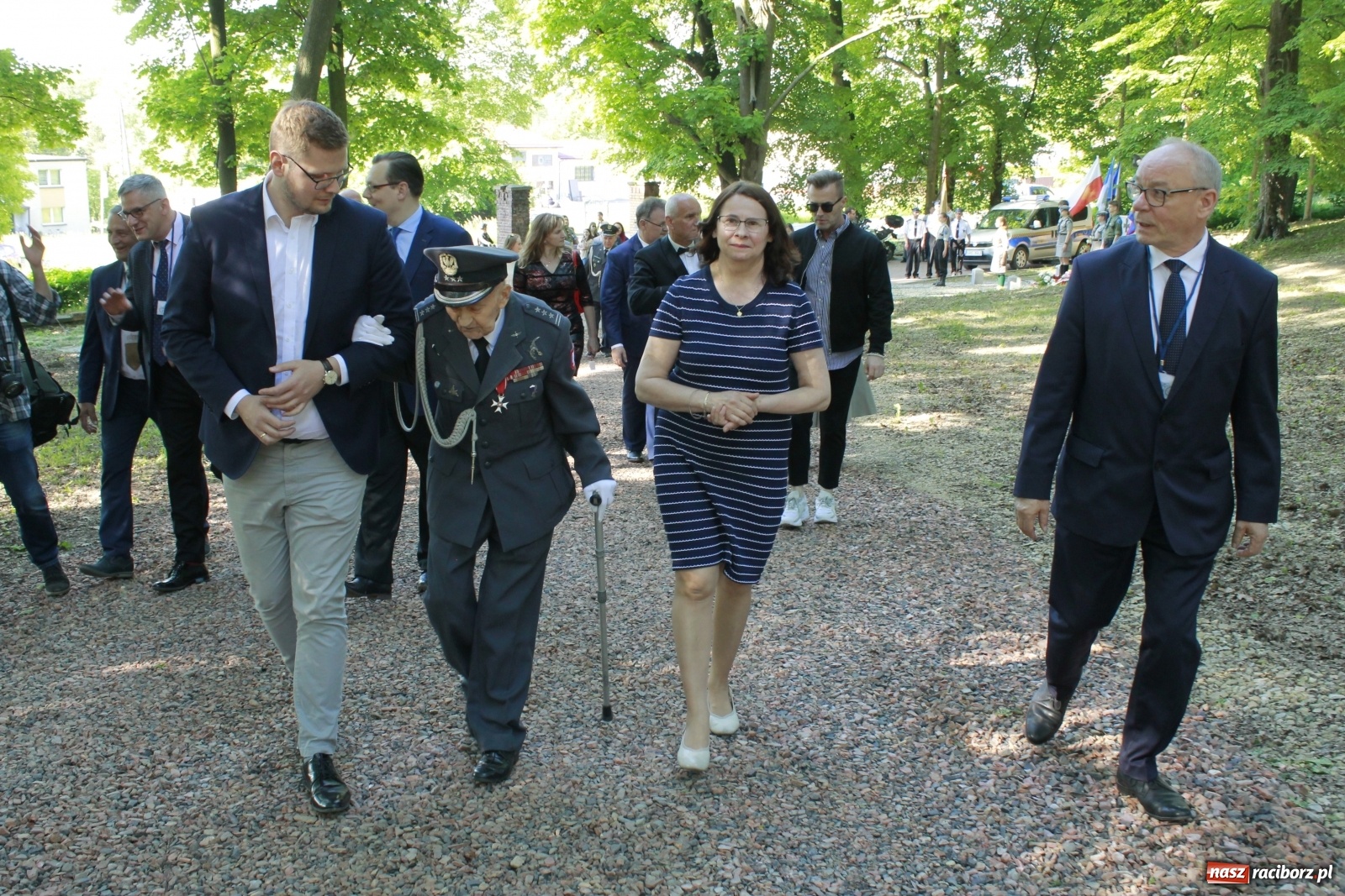 Zdjęcie w galerii na portalu naszraciborz.pl: Idą powstańcy - ZPiT Śląsk zaśpiewał na tle rzuchowskiego pałacu [FOTO i WIDEO] wiadomości z regionu