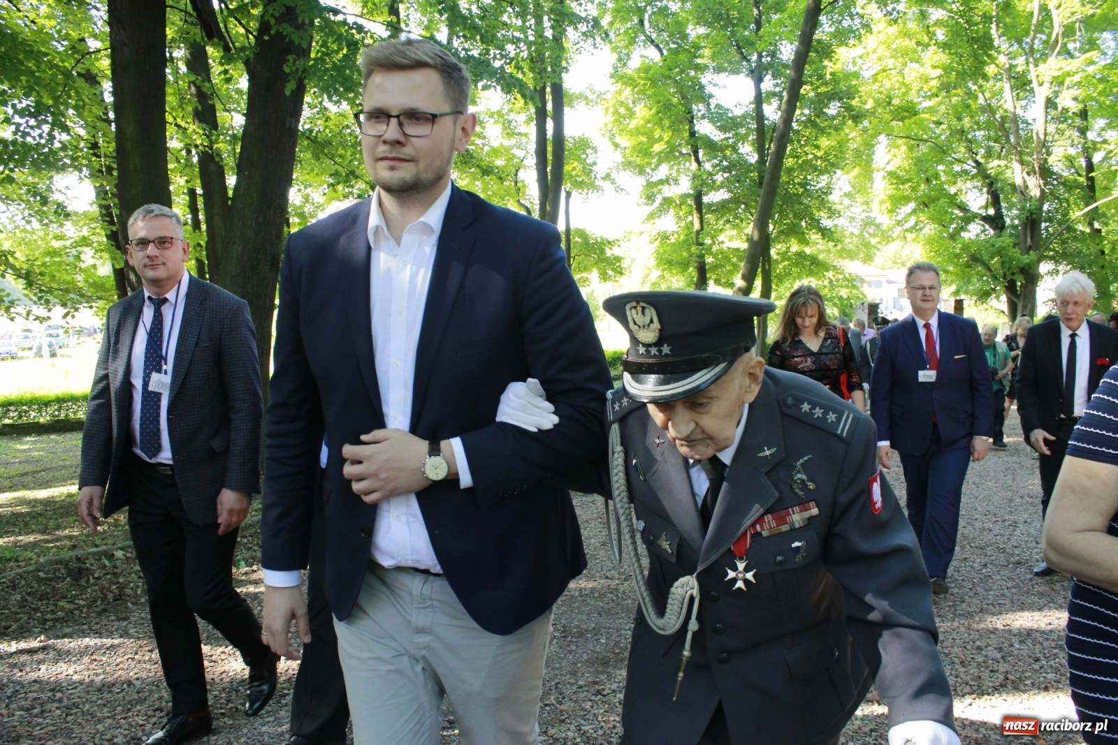 Zdjęcie w galerii na portalu naszraciborz.pl: Idą powstańcy - ZPiT Śląsk zaśpiewał na tle rzuchowskiego pałacu [FOTO i WIDEO] wiadomości z regionu