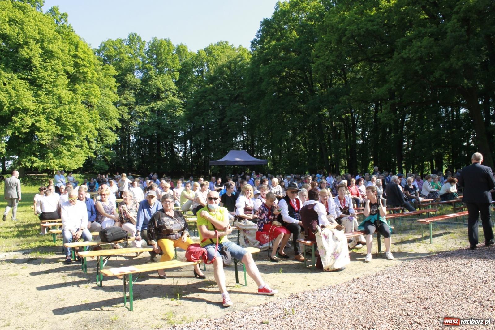 Zdjęcie w galerii na portalu naszraciborz.pl: Idą powstańcy - ZPiT Śląsk zaśpiewał na tle rzuchowskiego pałacu [FOTO i WIDEO] wiadomości z regionu