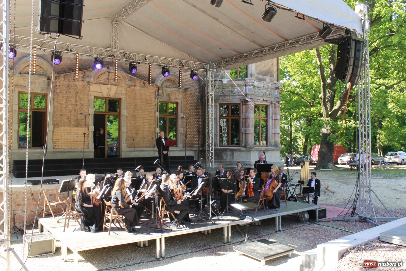 Zdjęcie w galerii na portalu naszraciborz.pl: Idą powstańcy - ZPiT Śląsk zaśpiewał na tle rzuchowskiego pałacu [FOTO i WIDEO] wiadomości z regionu