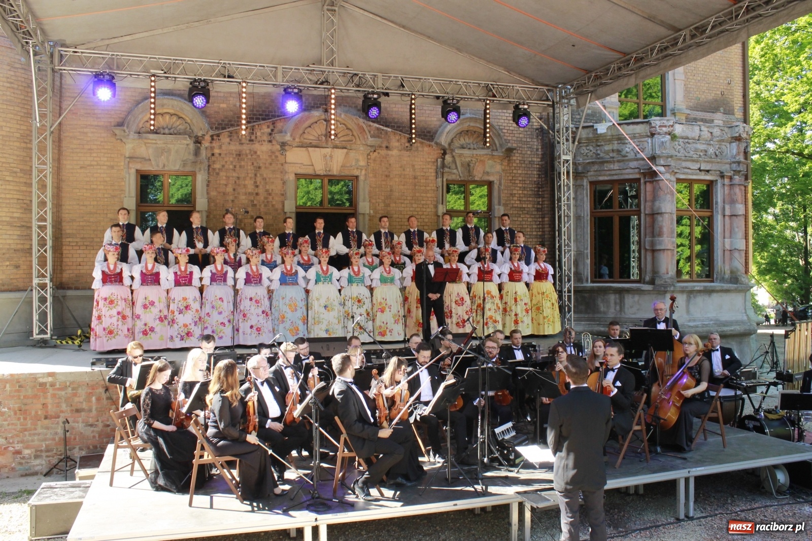 Zdjęcie w galerii na portalu naszraciborz.pl: Idą powstańcy - ZPiT Śląsk zaśpiewał na tle rzuchowskiego pałacu [FOTO i WIDEO] wiadomości z regionu