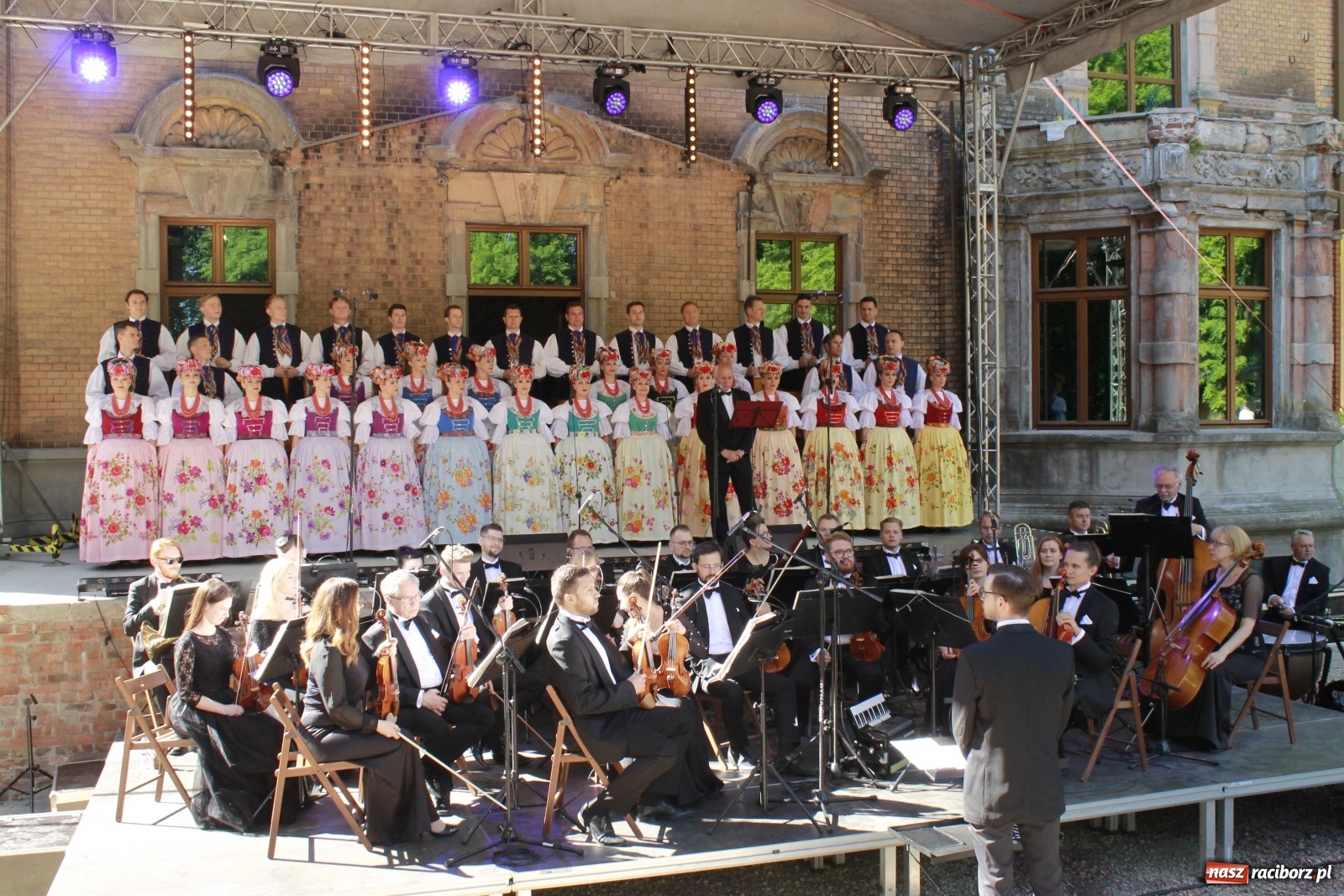 Zdjęcie w galerii na portalu naszraciborz.pl: Idą powstańcy - ZPiT Śląsk zaśpiewał na tle rzuchowskiego pałacu [FOTO i WIDEO] wiadomości z regionu
