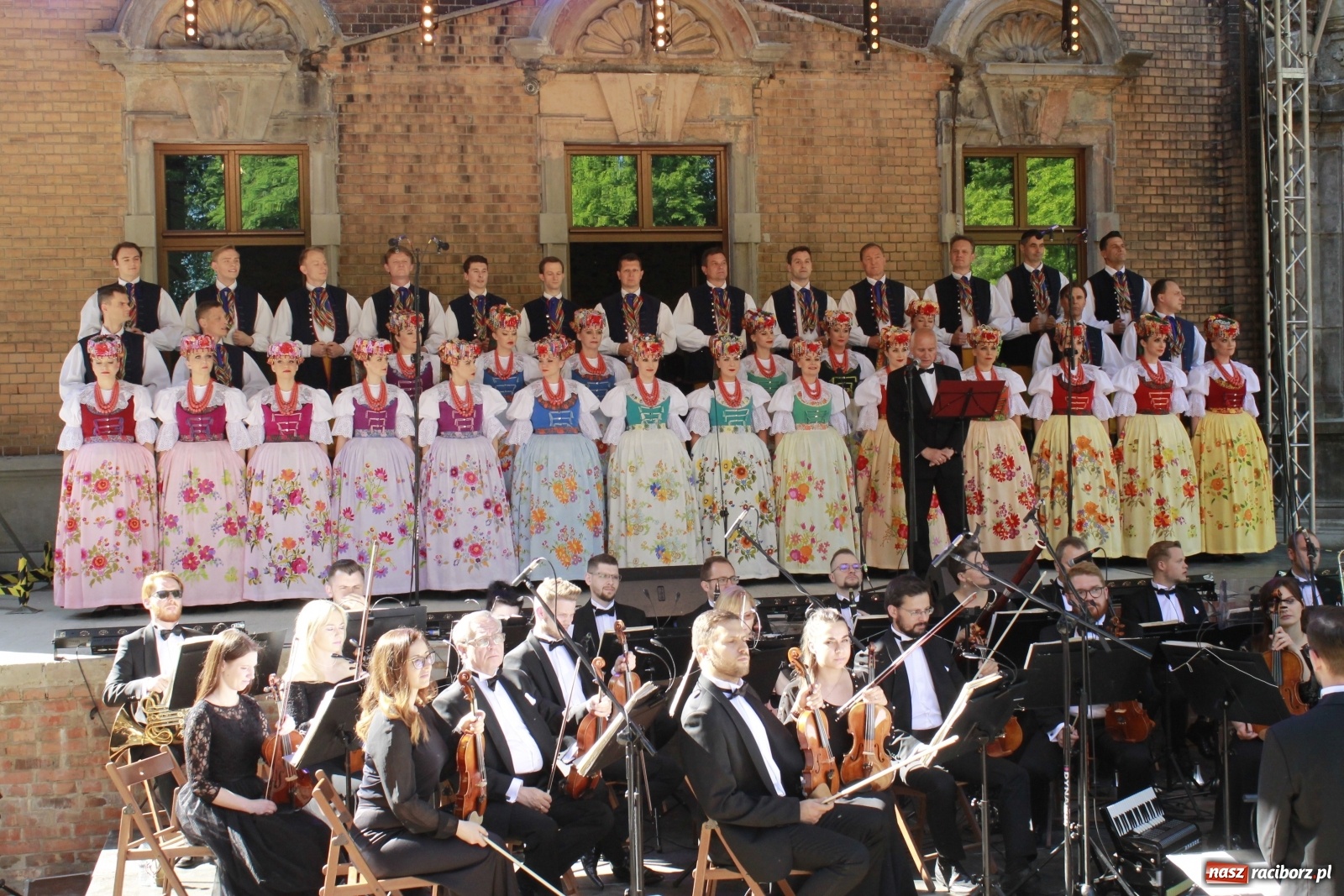 Zdjęcie w galerii na portalu naszraciborz.pl: Idą powstańcy - ZPiT Śląsk zaśpiewał na tle rzuchowskiego pałacu [FOTO i WIDEO] wiadomości z regionu