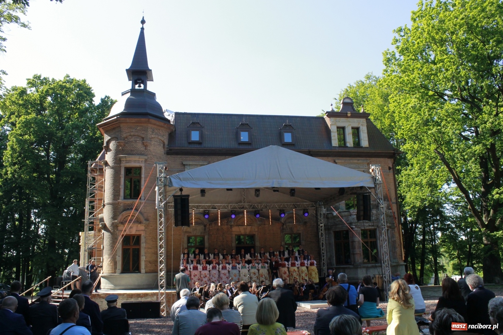 Zdjęcie w galerii na portalu naszraciborz.pl: Idą powstańcy - ZPiT Śląsk zaśpiewał na tle rzuchowskiego pałacu [FOTO i WIDEO] wiadomości z regionu