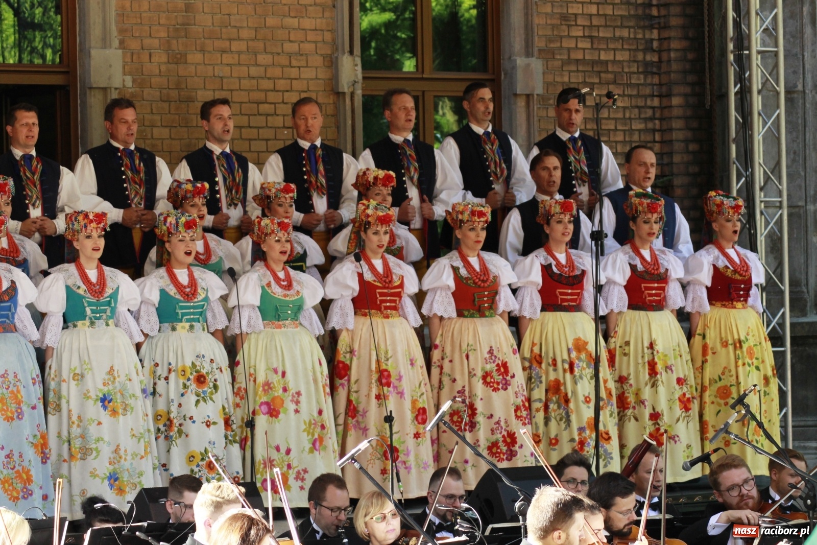 Zdjęcie w galerii na portalu naszraciborz.pl: Idą powstańcy - ZPiT Śląsk zaśpiewał na tle rzuchowskiego pałacu [FOTO i WIDEO] wiadomości z regionu