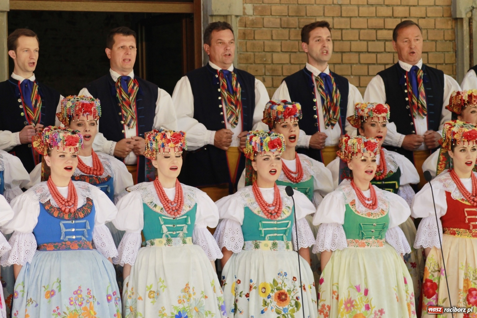 Zdjęcie w galerii na portalu naszraciborz.pl: Idą powstańcy - ZPiT Śląsk zaśpiewał na tle rzuchowskiego pałacu [FOTO i WIDEO] wiadomości z regionu