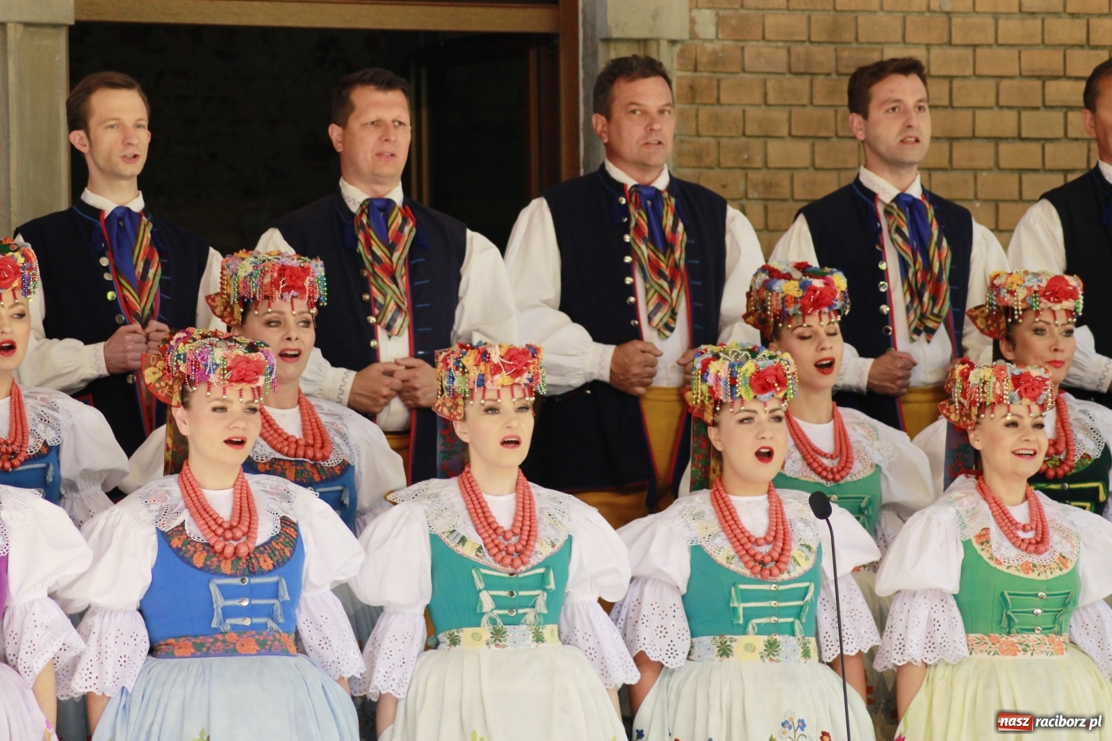 Zdjęcie w galerii na portalu naszraciborz.pl: Idą powstańcy - ZPiT Śląsk zaśpiewał na tle rzuchowskiego pałacu [FOTO i WIDEO] wiadomości z regionu